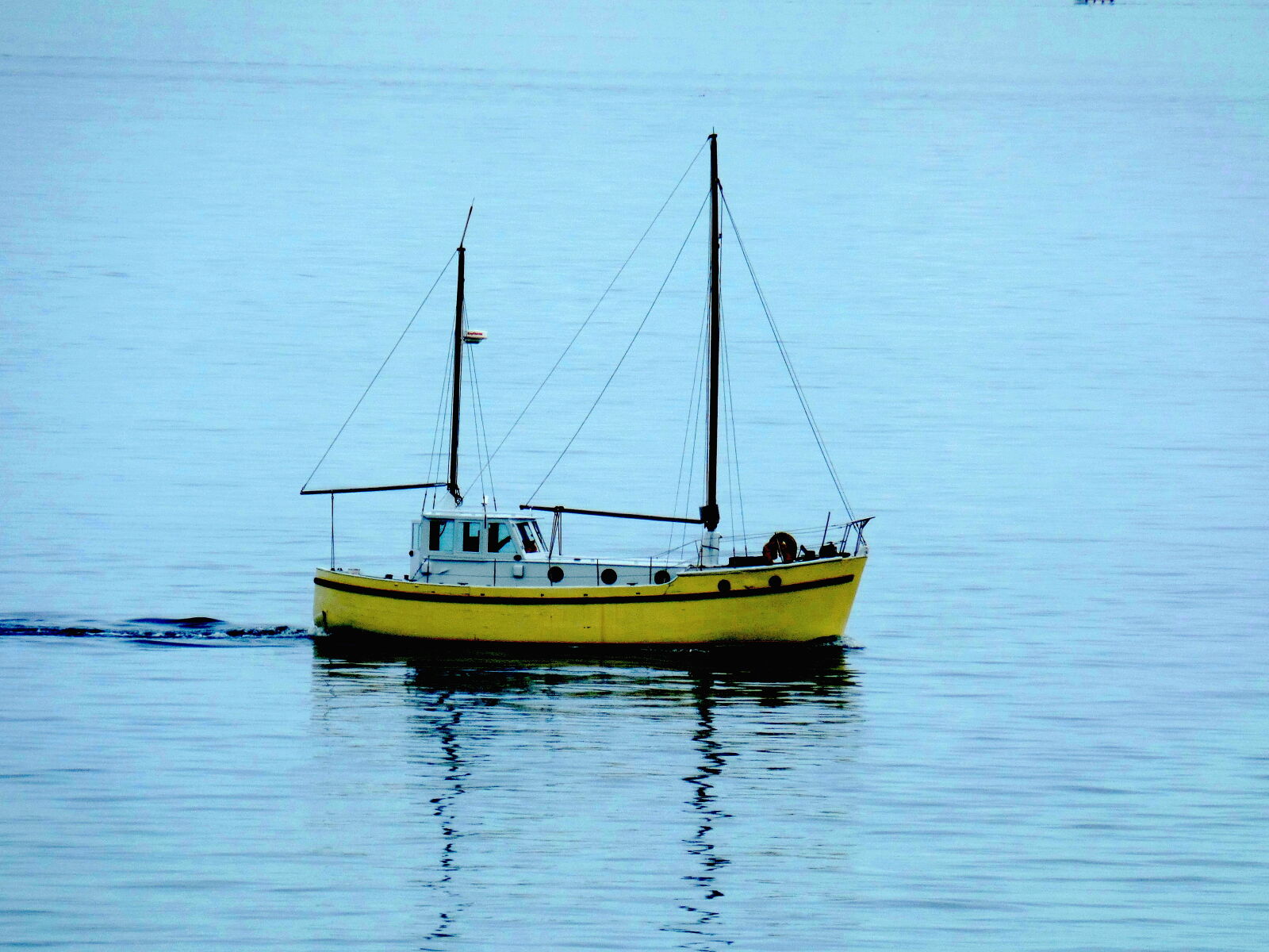 Samsung WB350F/WB351F/WB352F sample photo. Boat, calm, waters, sea photography