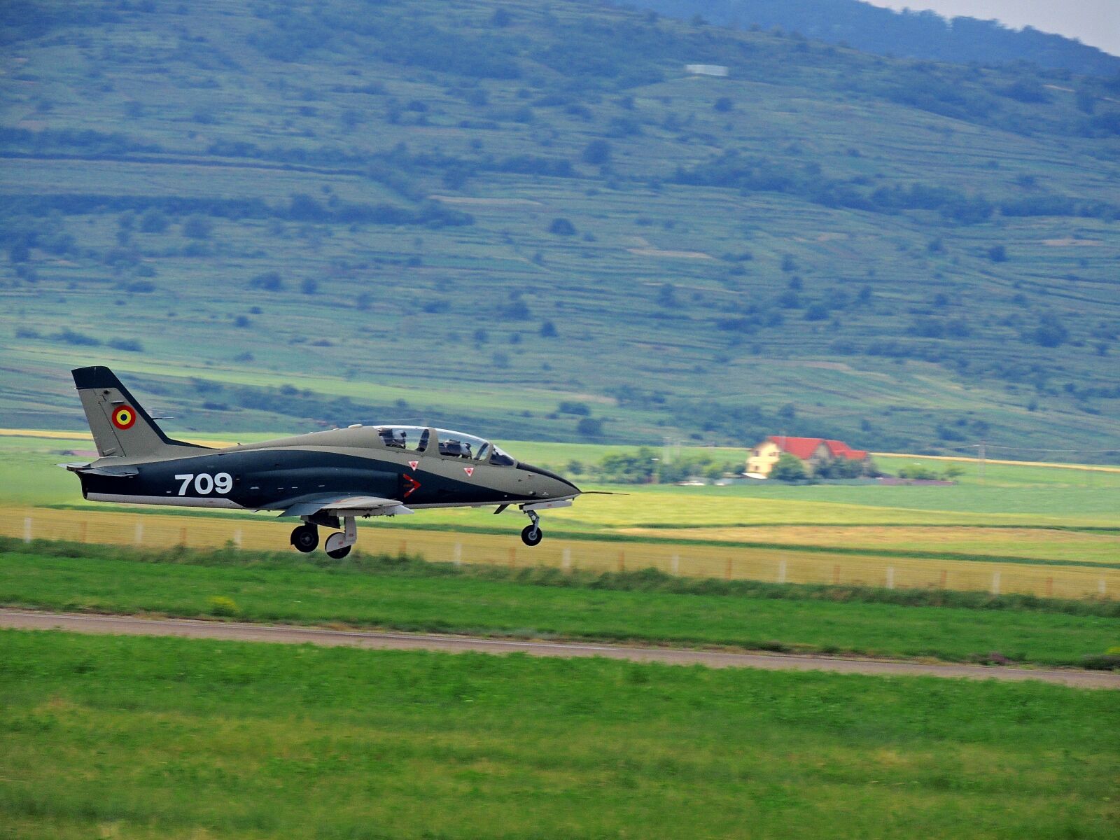 Nikon Coolpix P510 sample photo. Plane, track, take-off photography