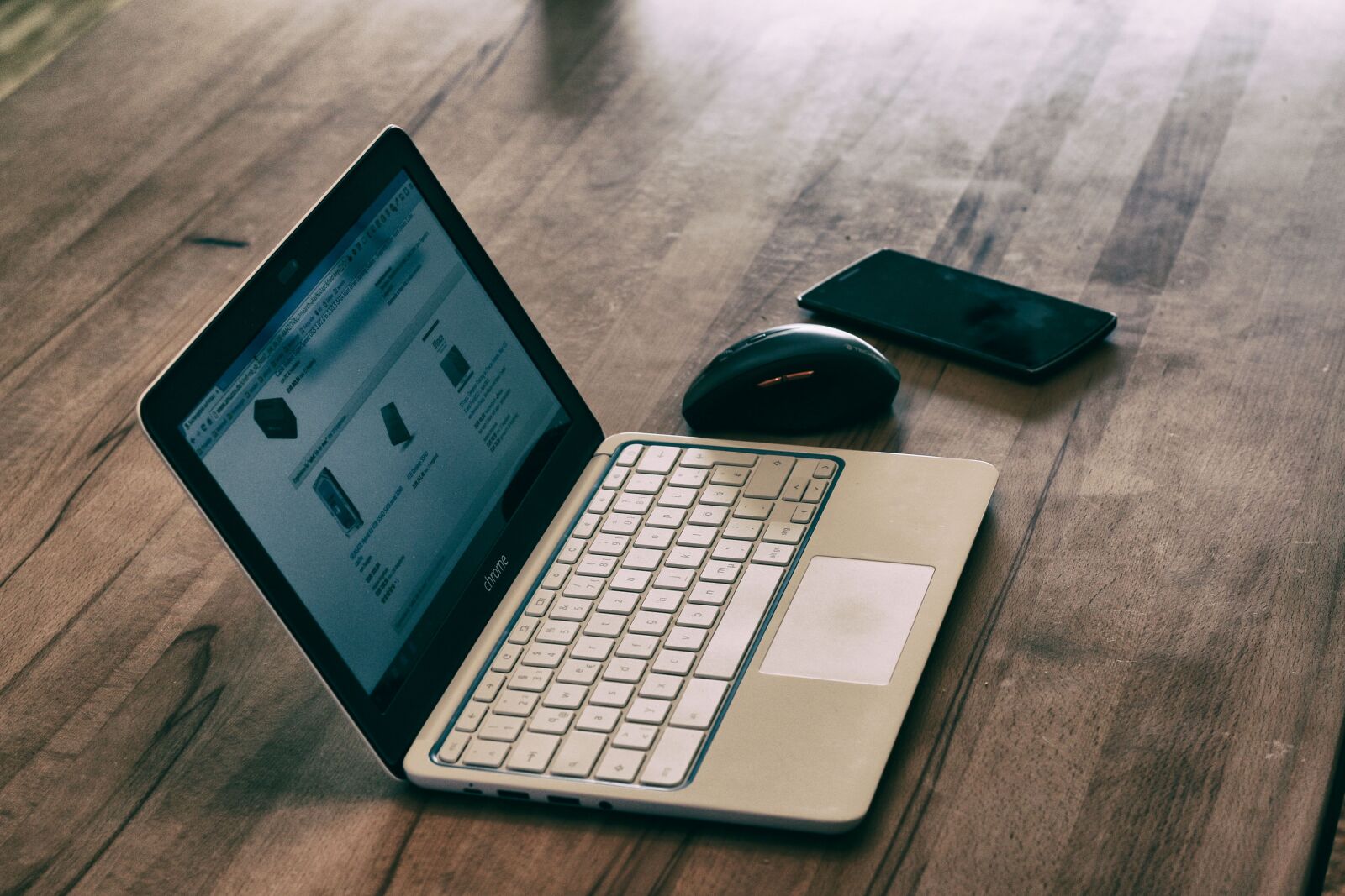 Canon EOS 70D + Canon EF 50mm F1.8 II sample photo. Laptop, notebook, working photography