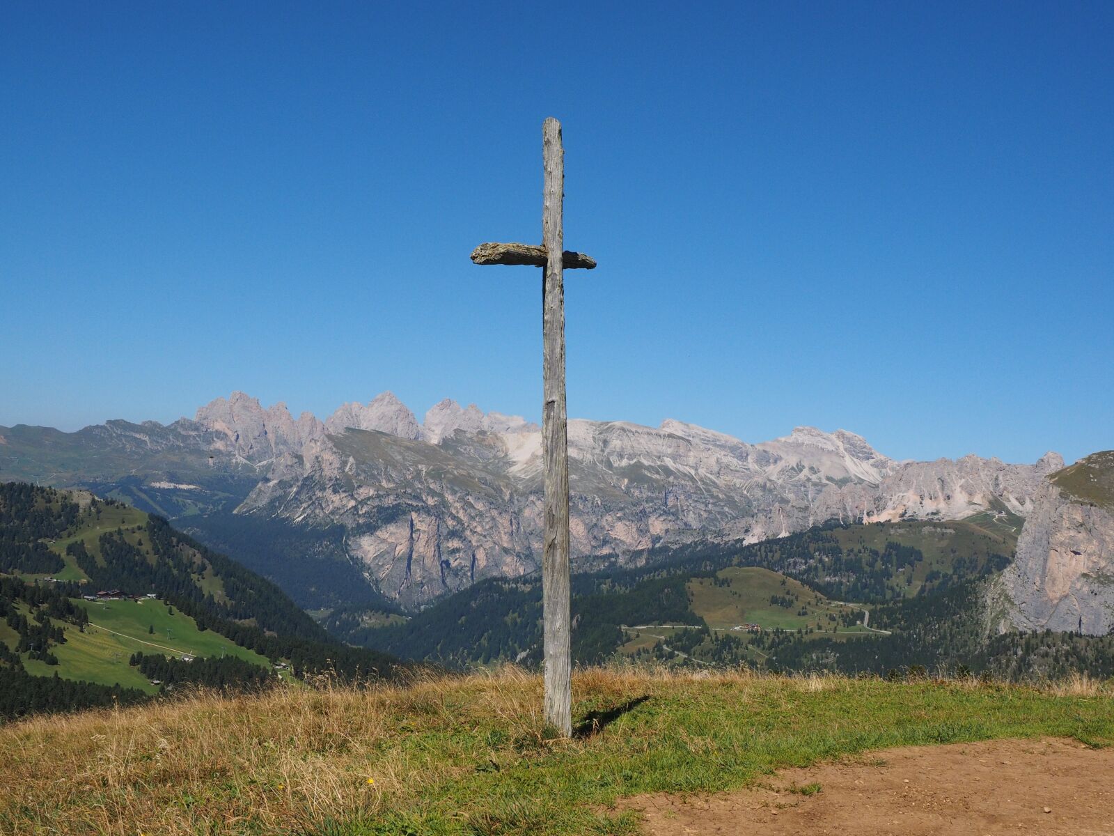 Olympus OM-D E-M1 + Olympus M.Zuiko Digital ED 12-40mm F2.8 Pro sample photo. Wooden cross, cross, sella photography