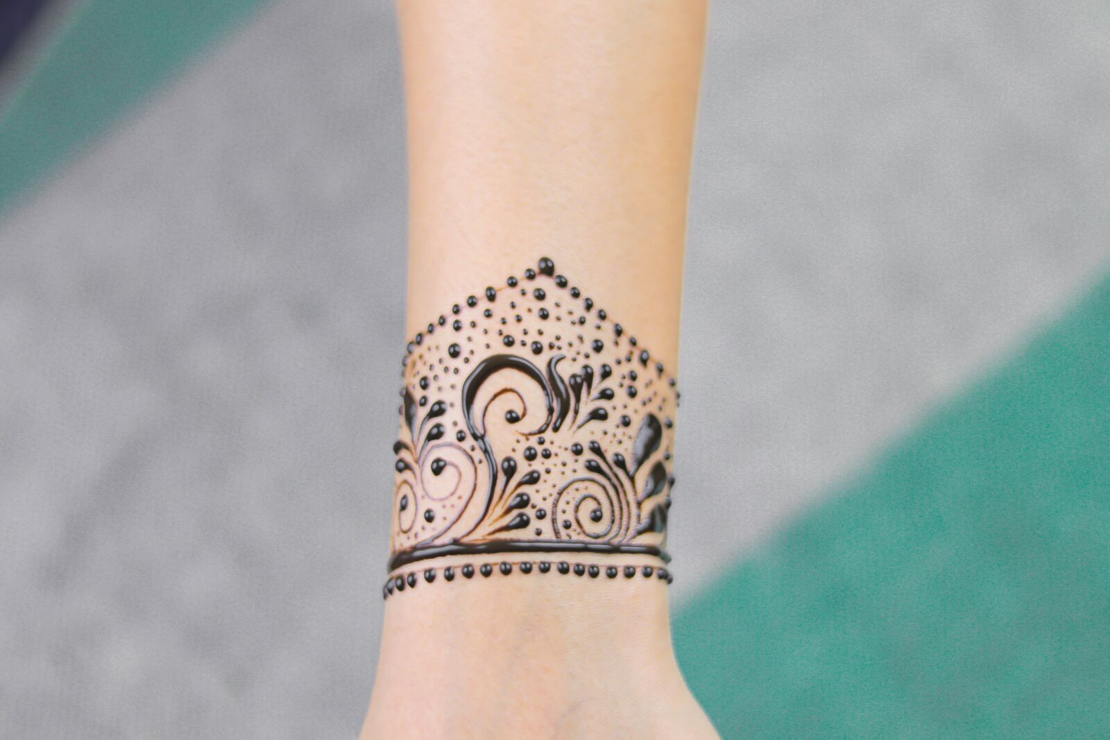 Canon EOS 80D sample photo. Nails, mandala, jewelry photography