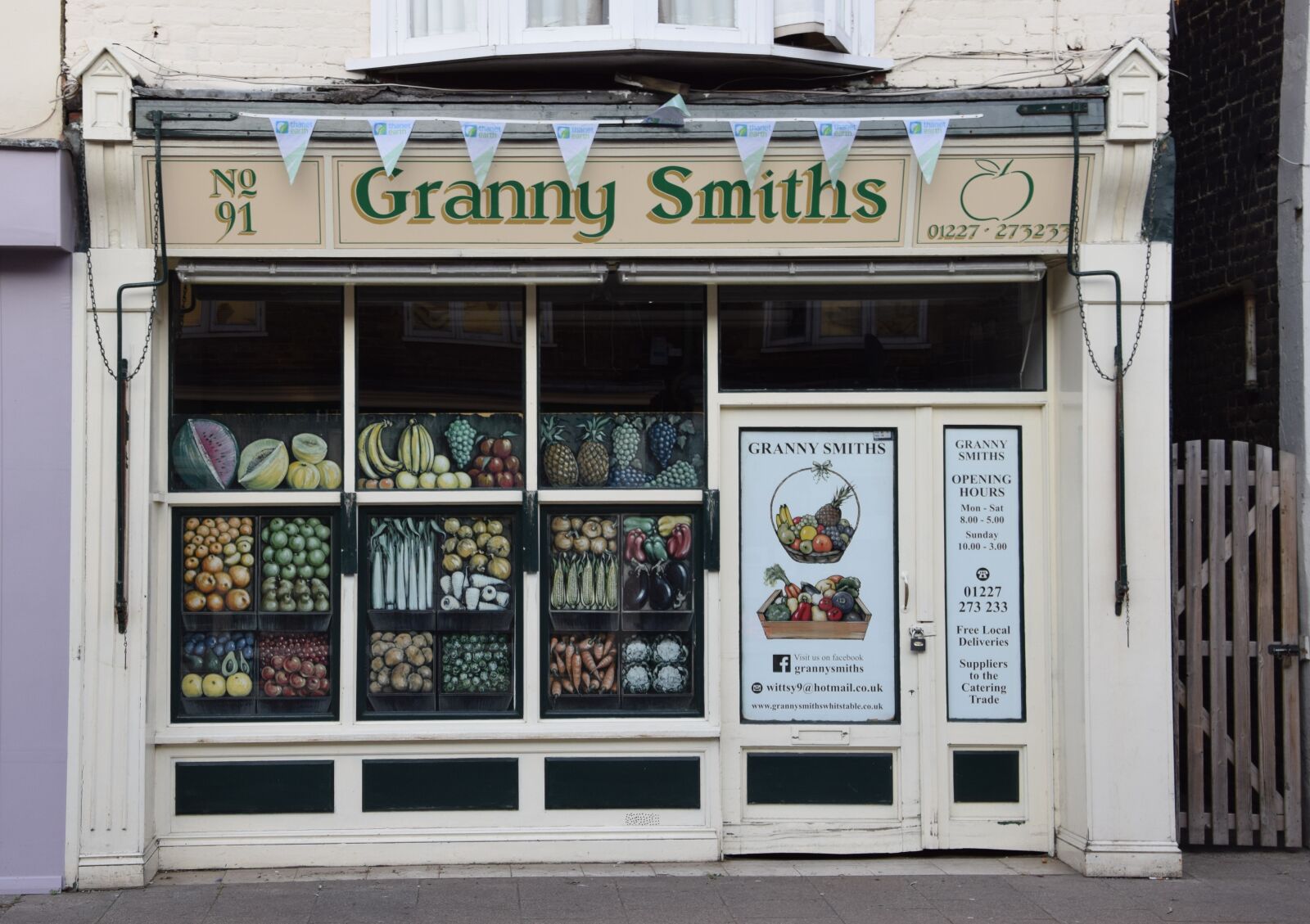 Nikon D3300 sample photo. England, fruit shop, small photography