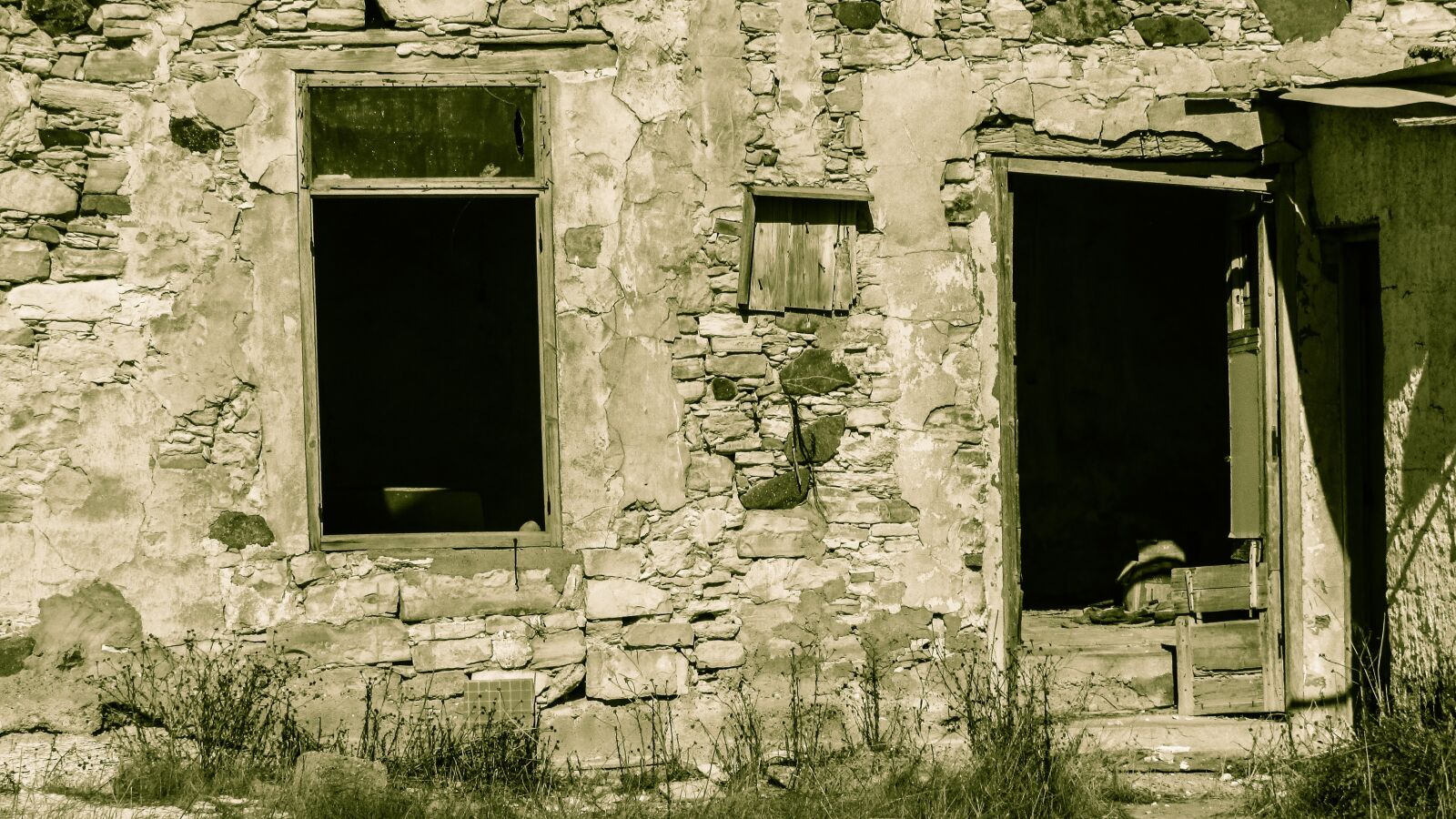 Canon PowerShot SX400 IS sample photo. Old house, abandoned, damaged photography