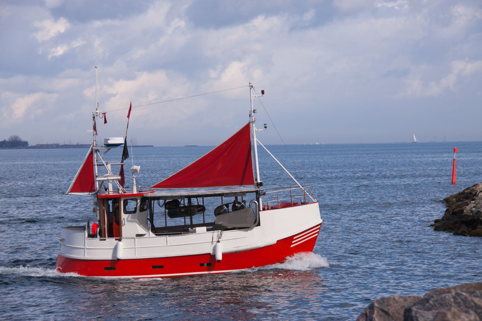 Canon EOS 50D + Canon EF-S 18-200mm F3.5-5.6 IS sample photo. Fishing boat, sea, fishing photography