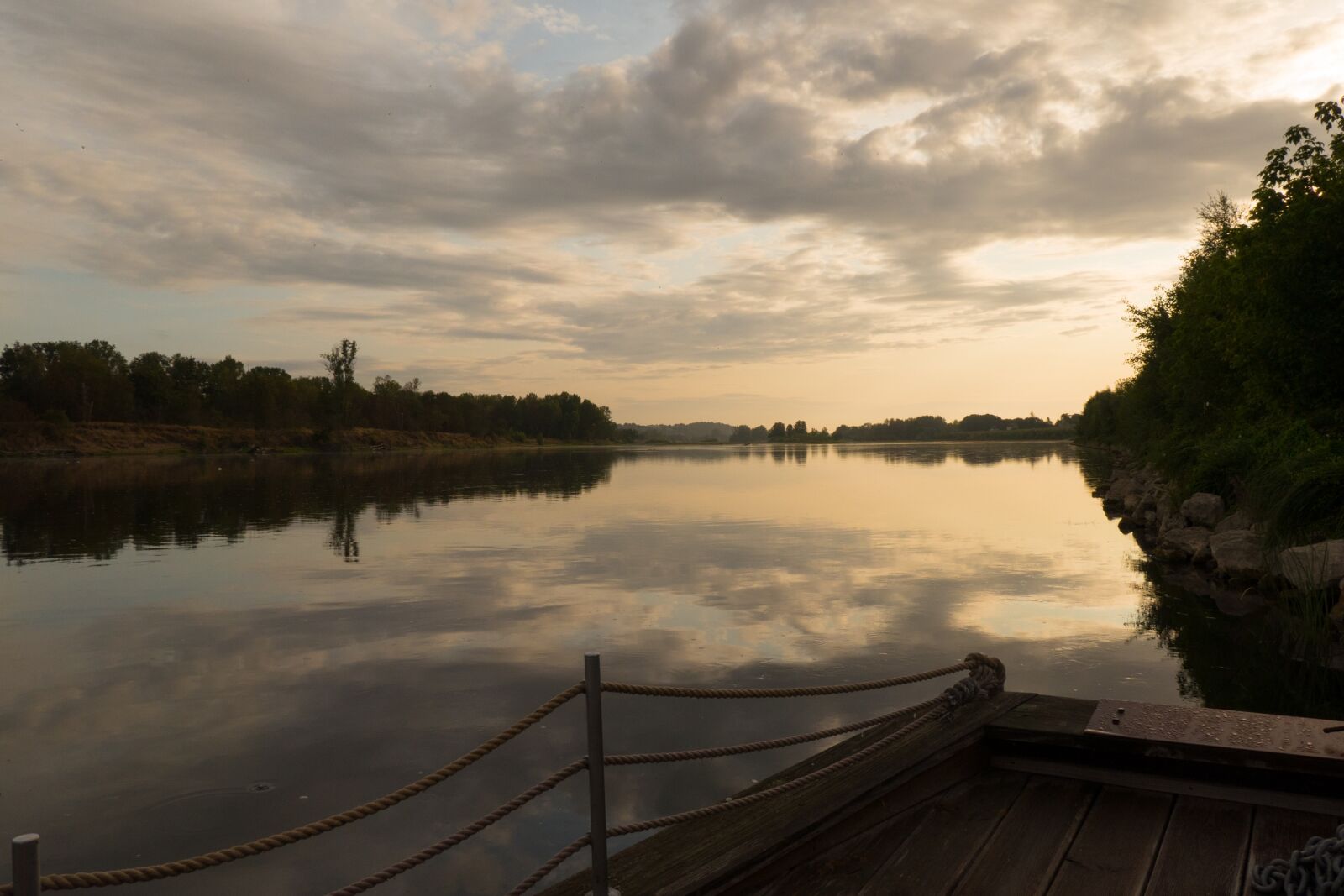 Panasonic DC-TZ200 sample photo. River, dawn, clouds photography