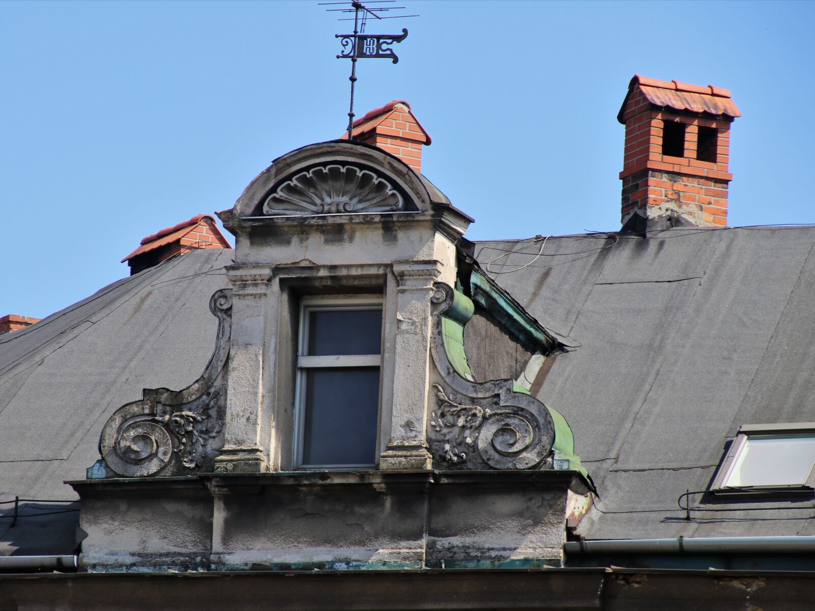 Canon EOS 80D sample photo. Attic, window sill, old photography