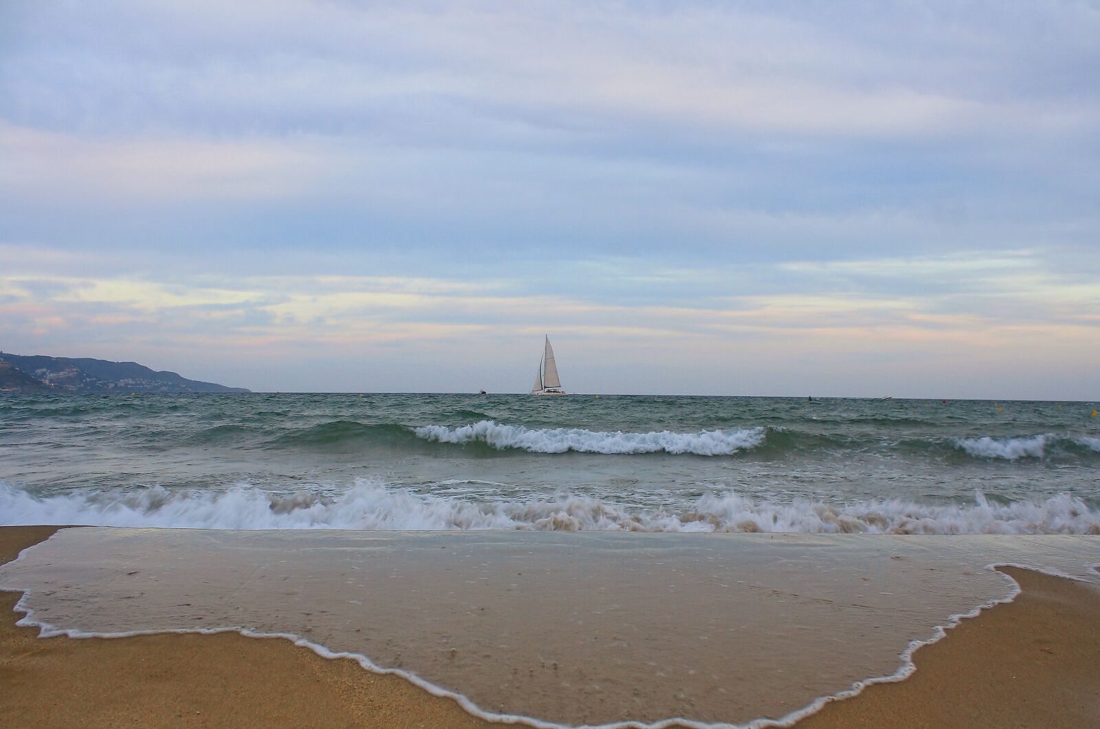 Canon EOS 1000D (EOS Digital Rebel XS / EOS Kiss F) sample photo. Sailing boat, sea, beach photography