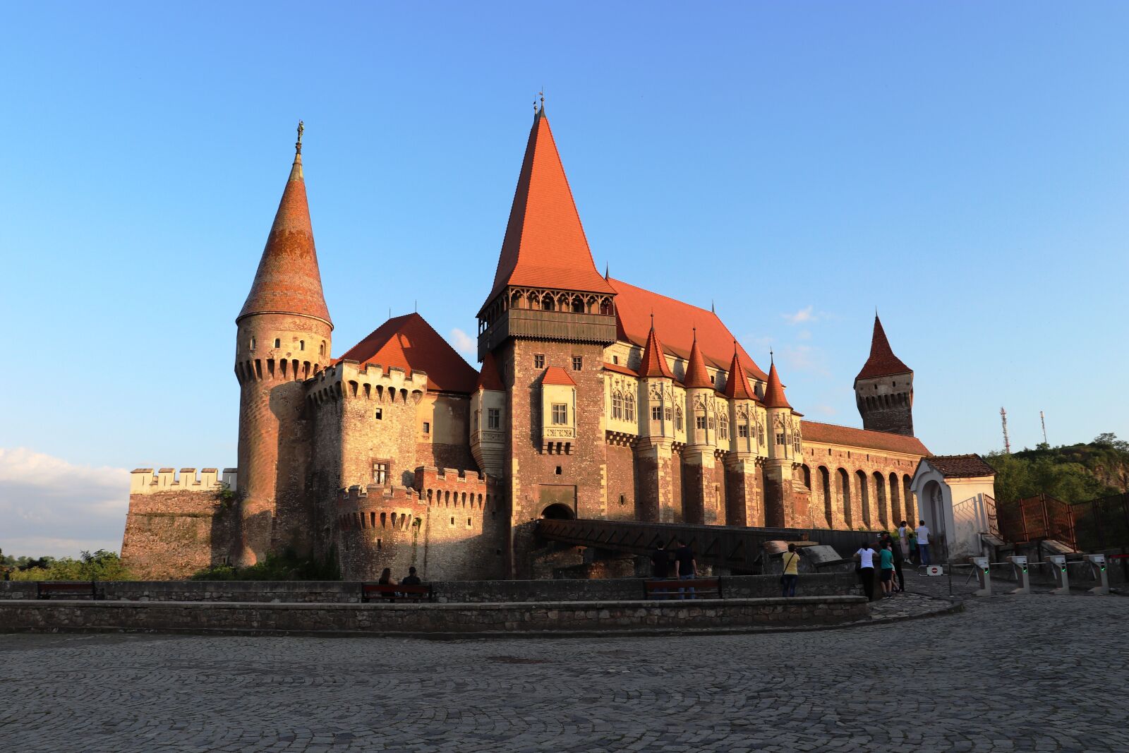 Canon EOS 200D (EOS Rebel SL2 / EOS Kiss X9) sample photo. Castle of the corvin photography