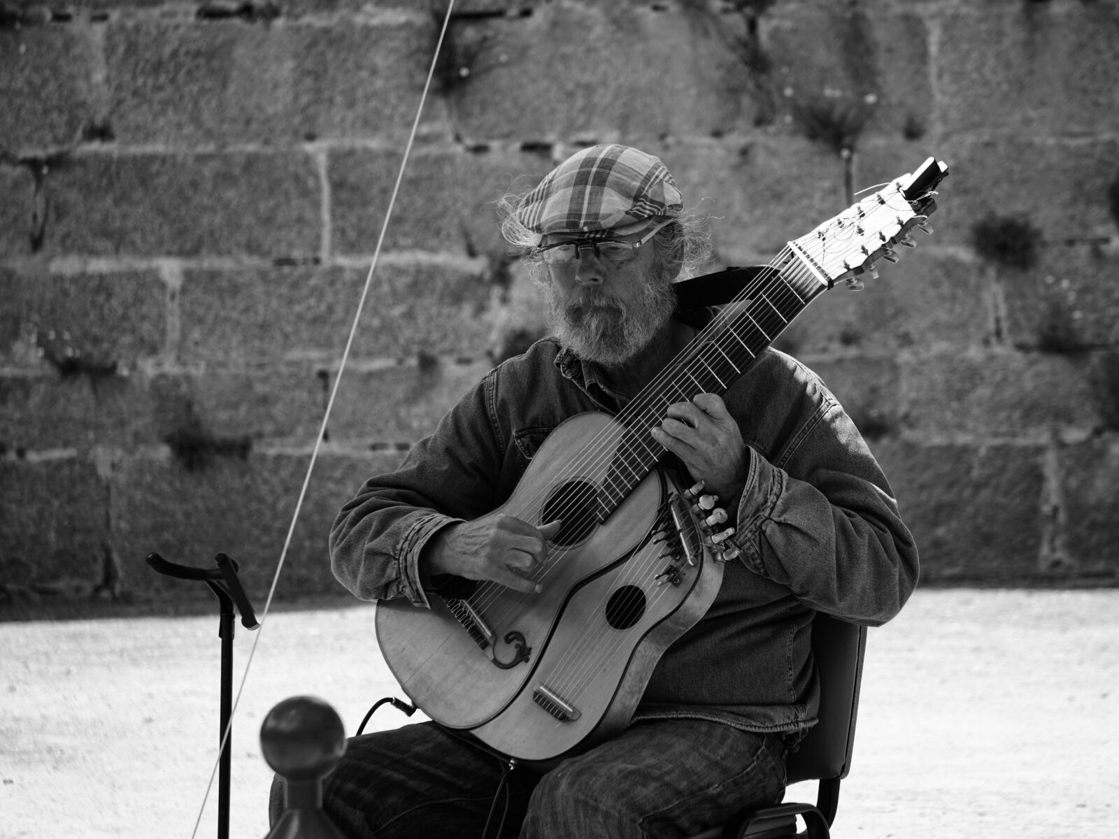 Sony E 55-210mm F4.5-6.3 OSS sample photo. Artiste, guitariste, homme, musicien photography