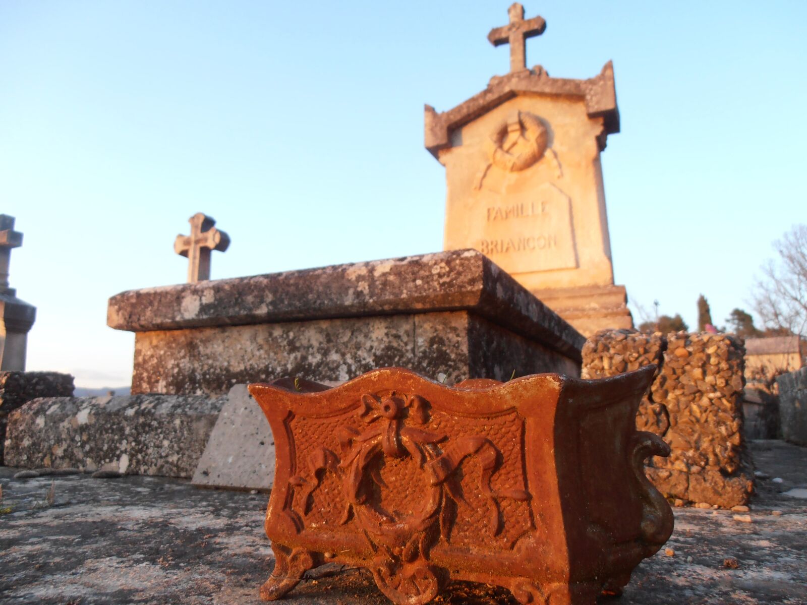 Olympus VR325,VR320,D725 sample photo. Grave, tombstone, cemetery photography