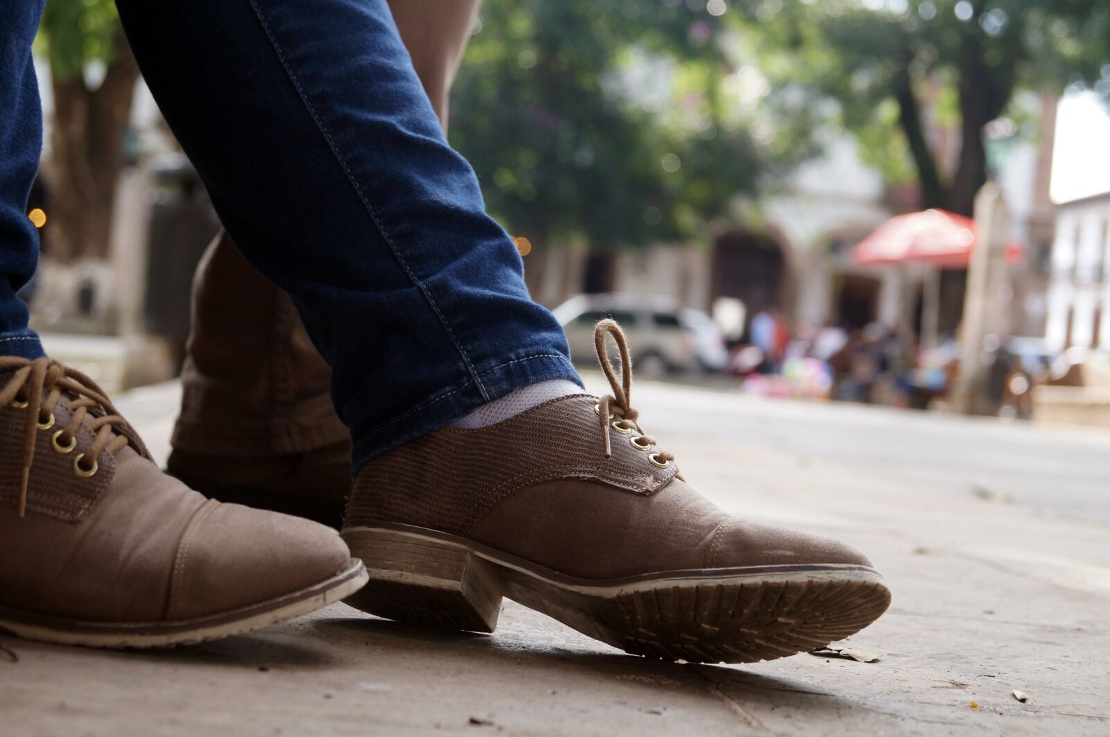 Sony SLT-A37 sample photo. Shoes, jeans, street photography