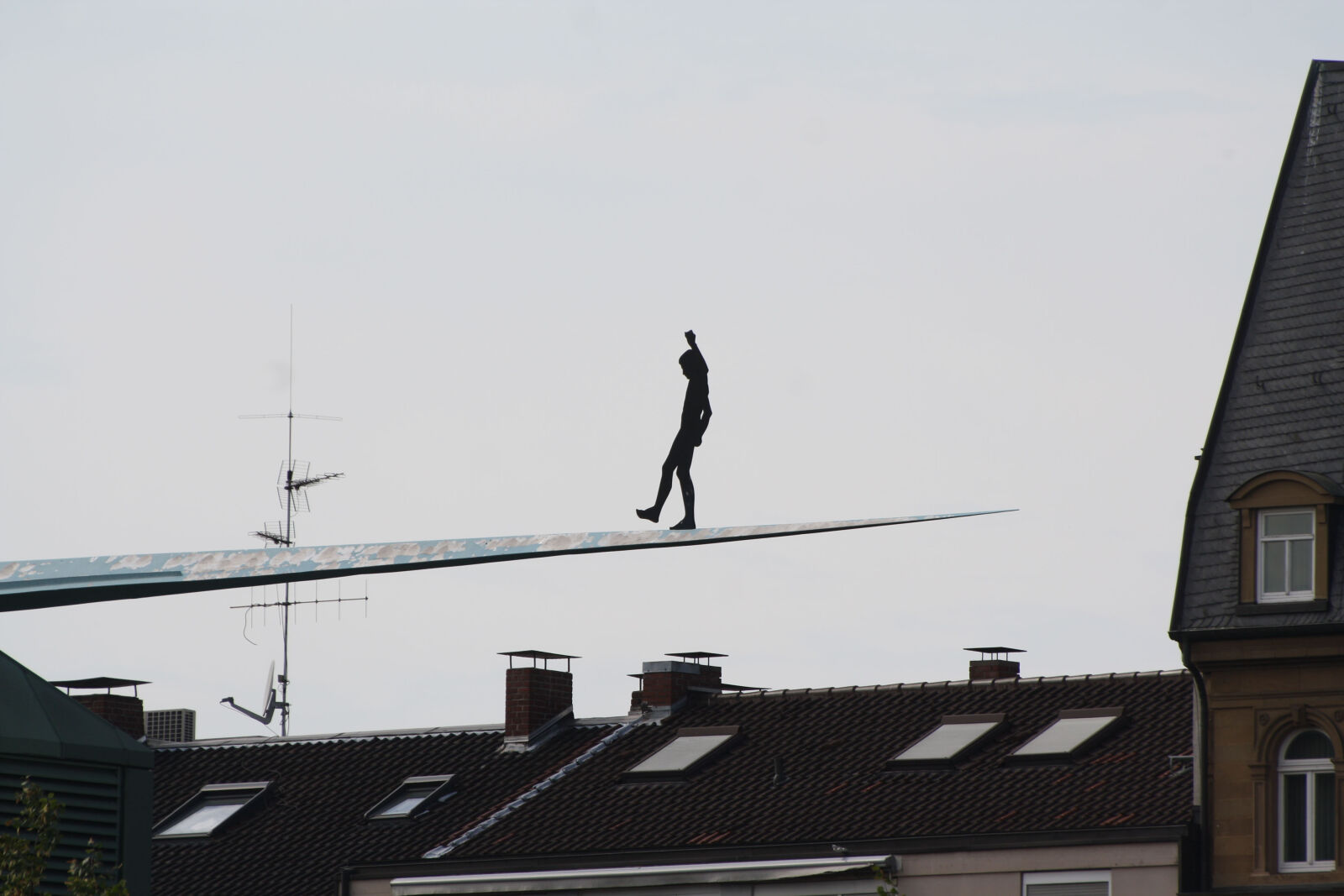 Canon EOS 1000D (EOS Digital Rebel XS / EOS Kiss F) sample photo. Germany, rooftops, sculpture photography