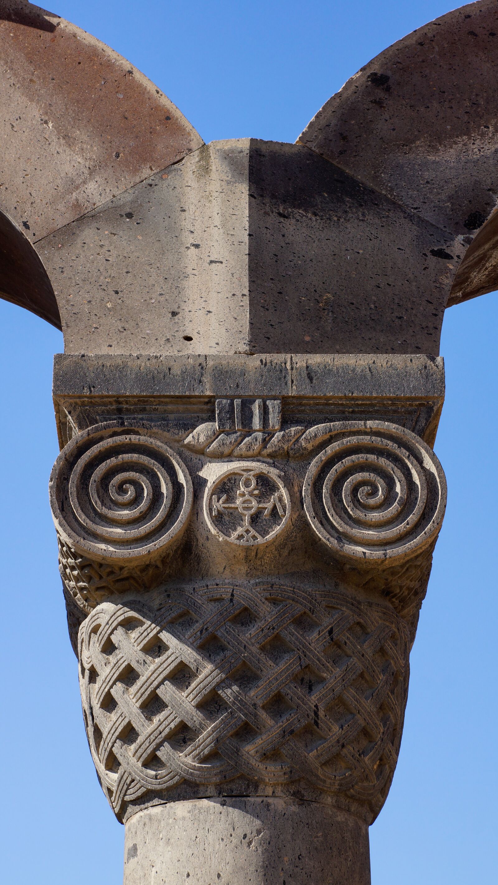 Sony DT 18-135mm F3.5-5.6 SAM sample photo. Column, ornament, capital photography