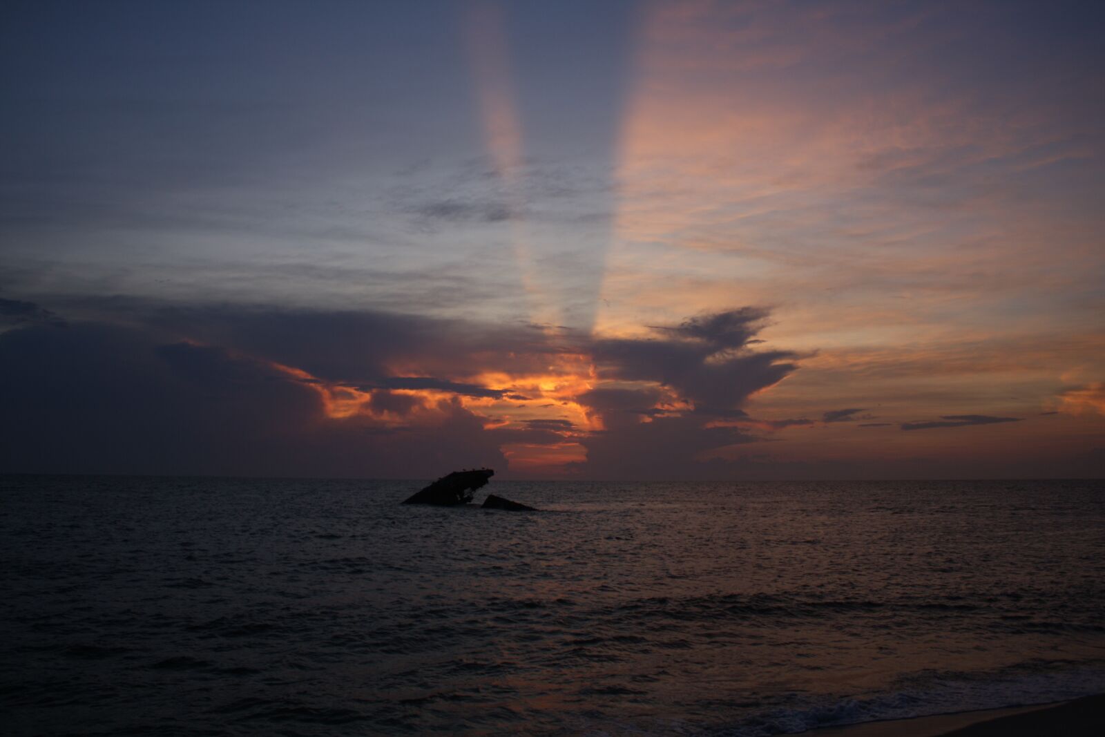Canon EOS 1000D (EOS Digital Rebel XS / EOS Kiss F) sample photo. Beach, ocean, clouds photography