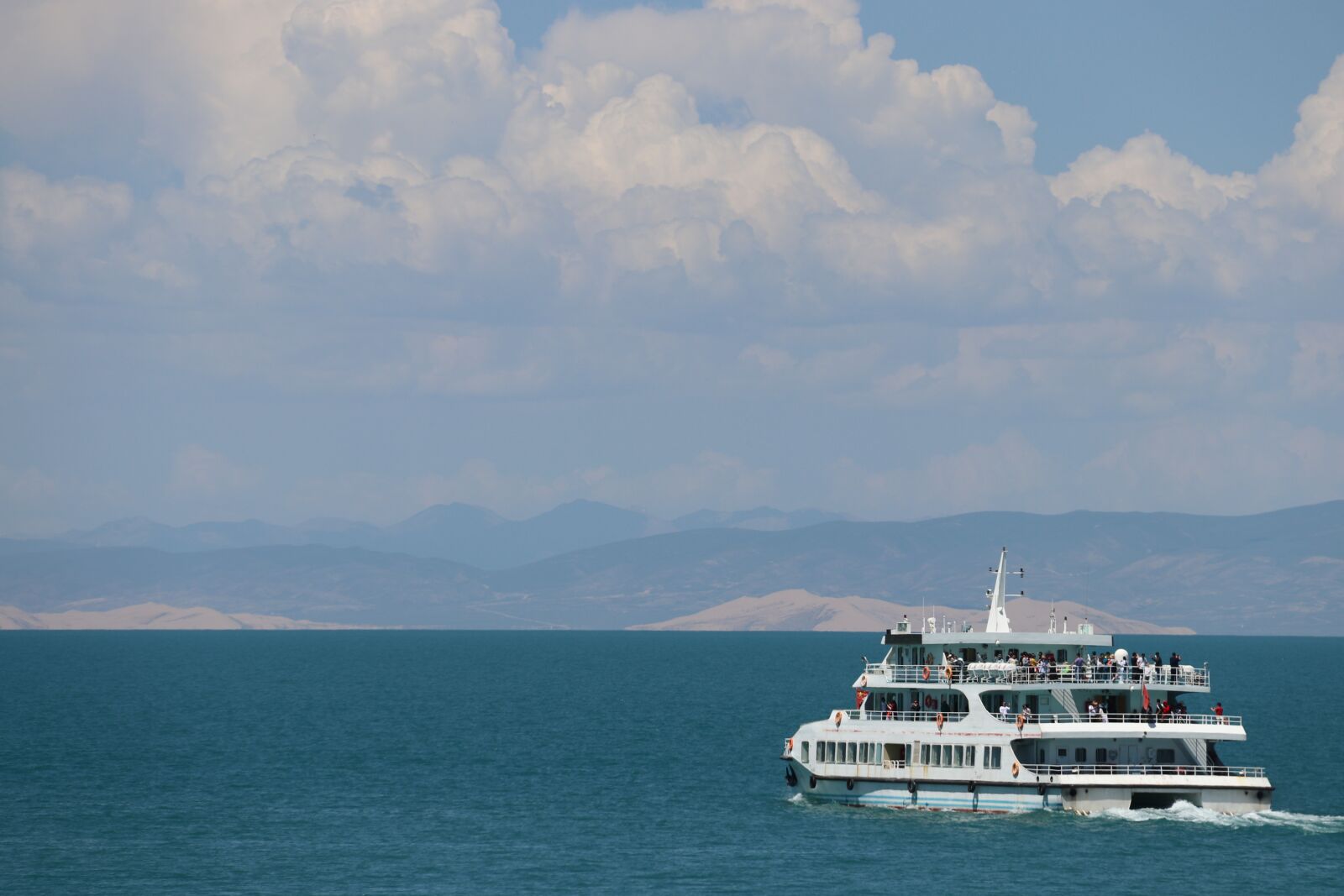 Canon EOS 80D + Canon EF-S 18-200mm F3.5-5.6 IS sample photo. Yacht, qinghai lake, blue photography