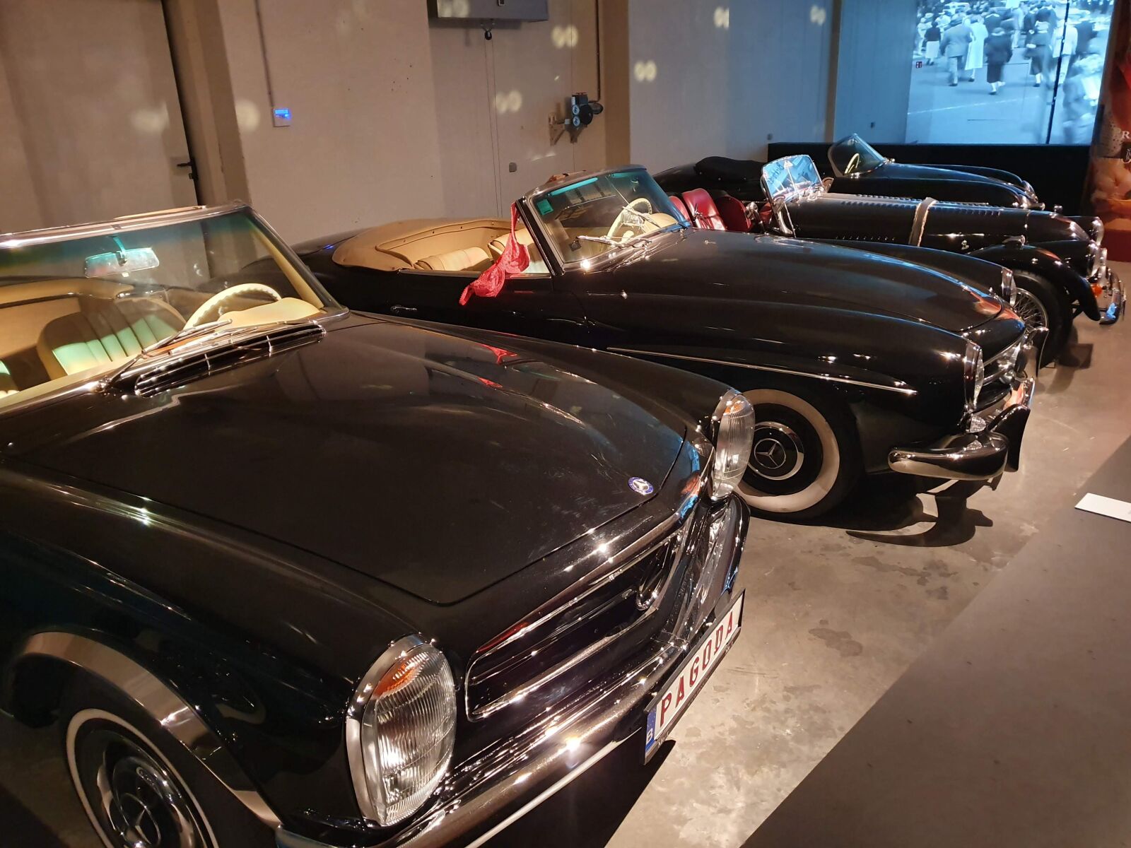 Samsung Galaxy S10+ sample photo. Car, oldtimer, castle photography