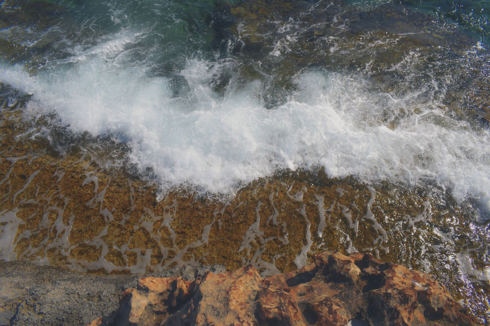 Nikon D3300 sample photo. Wave, rock, cliff photography