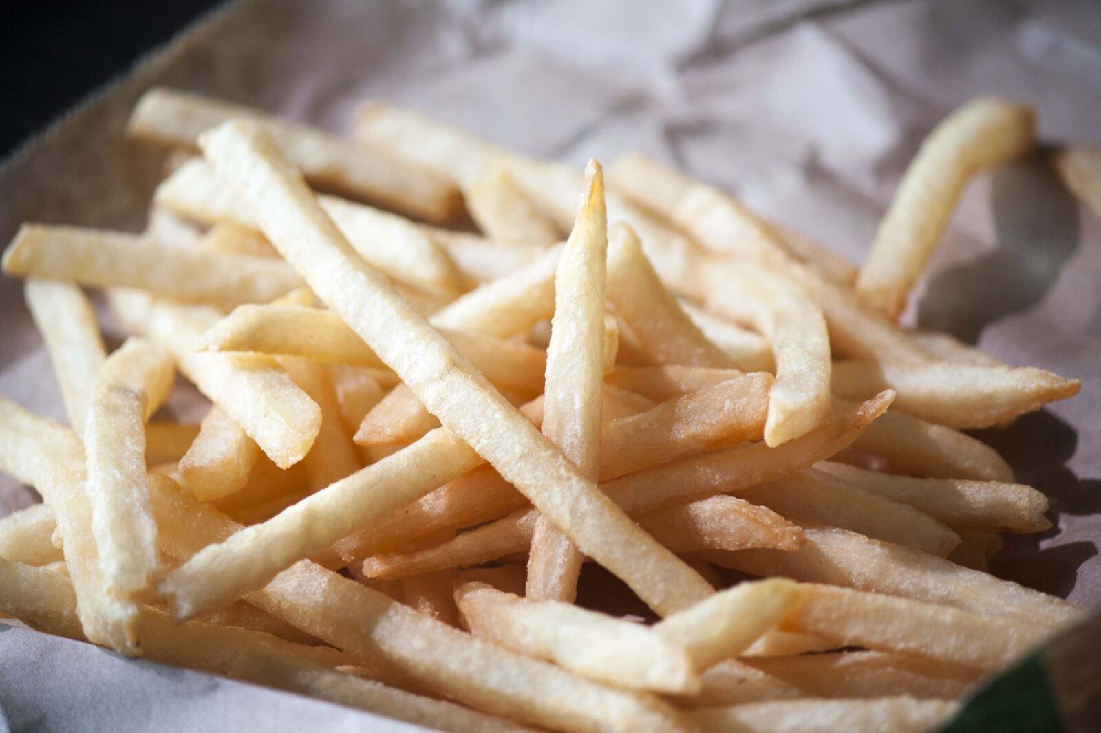 Canon EOS 450D (EOS Rebel XSi / EOS Kiss X2) + Canon EF-S 55-250mm F4-5.6 IS sample photo. French fries, potatoes, fast photography