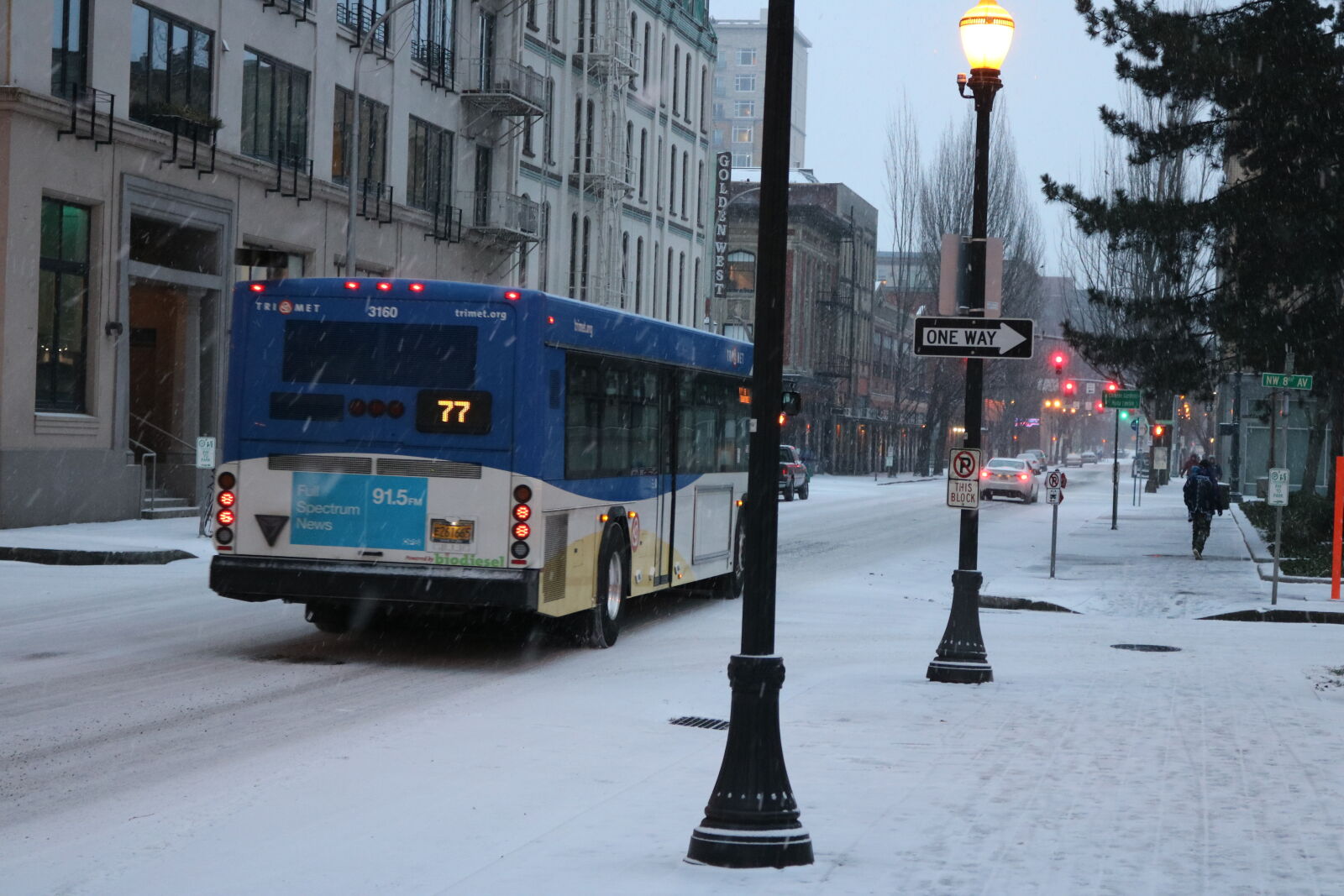 Canon EOS 750D (EOS Rebel T6i / EOS Kiss X8i) sample photo. Bus, evening, portland, public photography