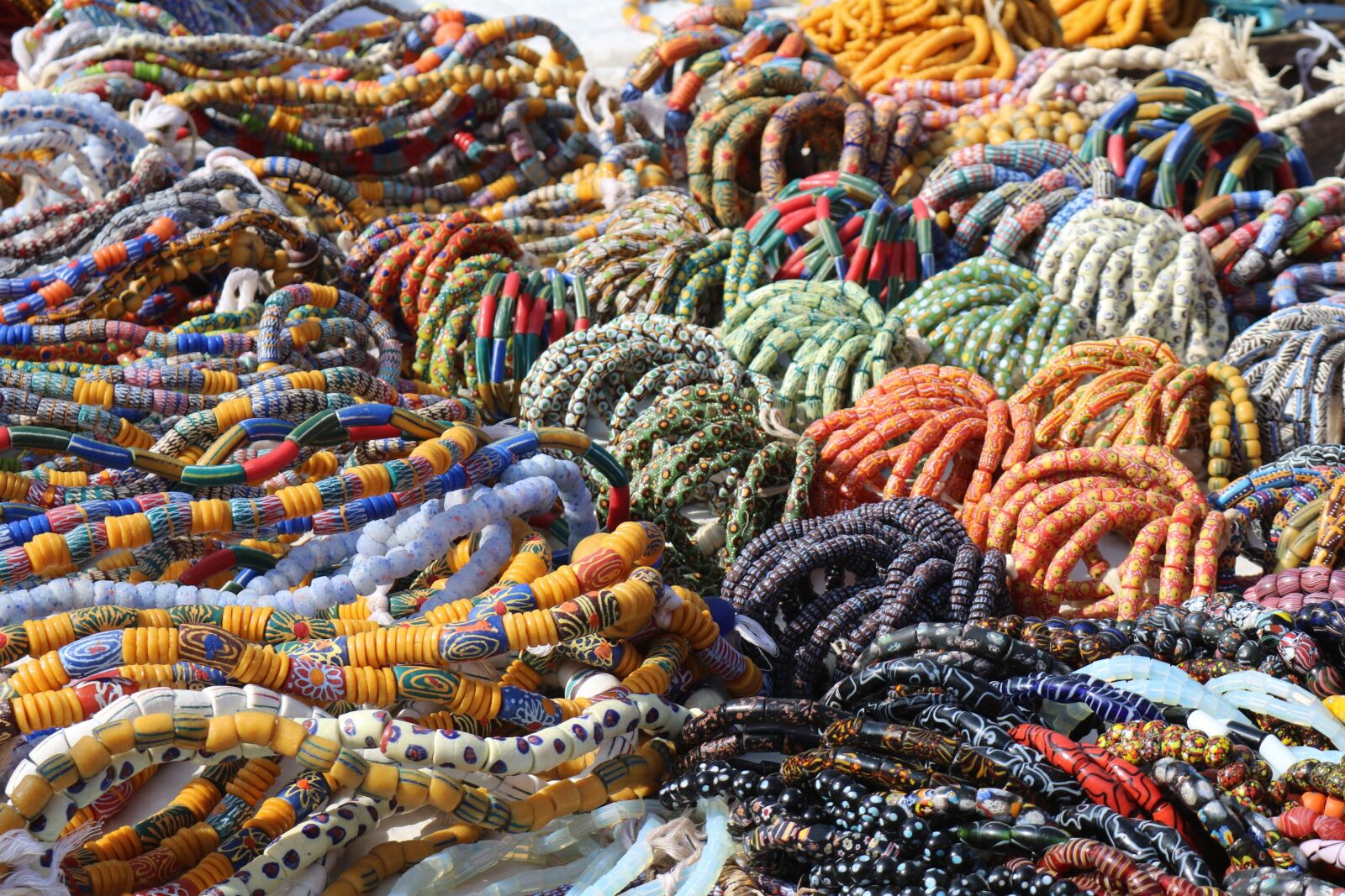 Canon EOS 750D (EOS Rebel T6i / EOS Kiss X8i) sample photo. Beads, pearl necklace, pearl photography