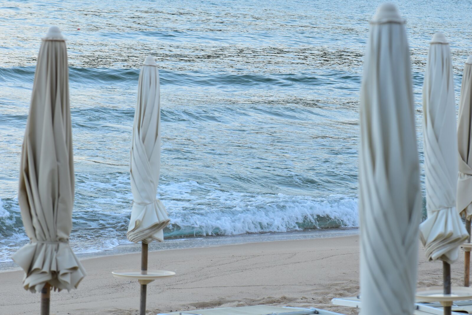 Nikon D5500 sample photo. Beach, sea, parasols photography