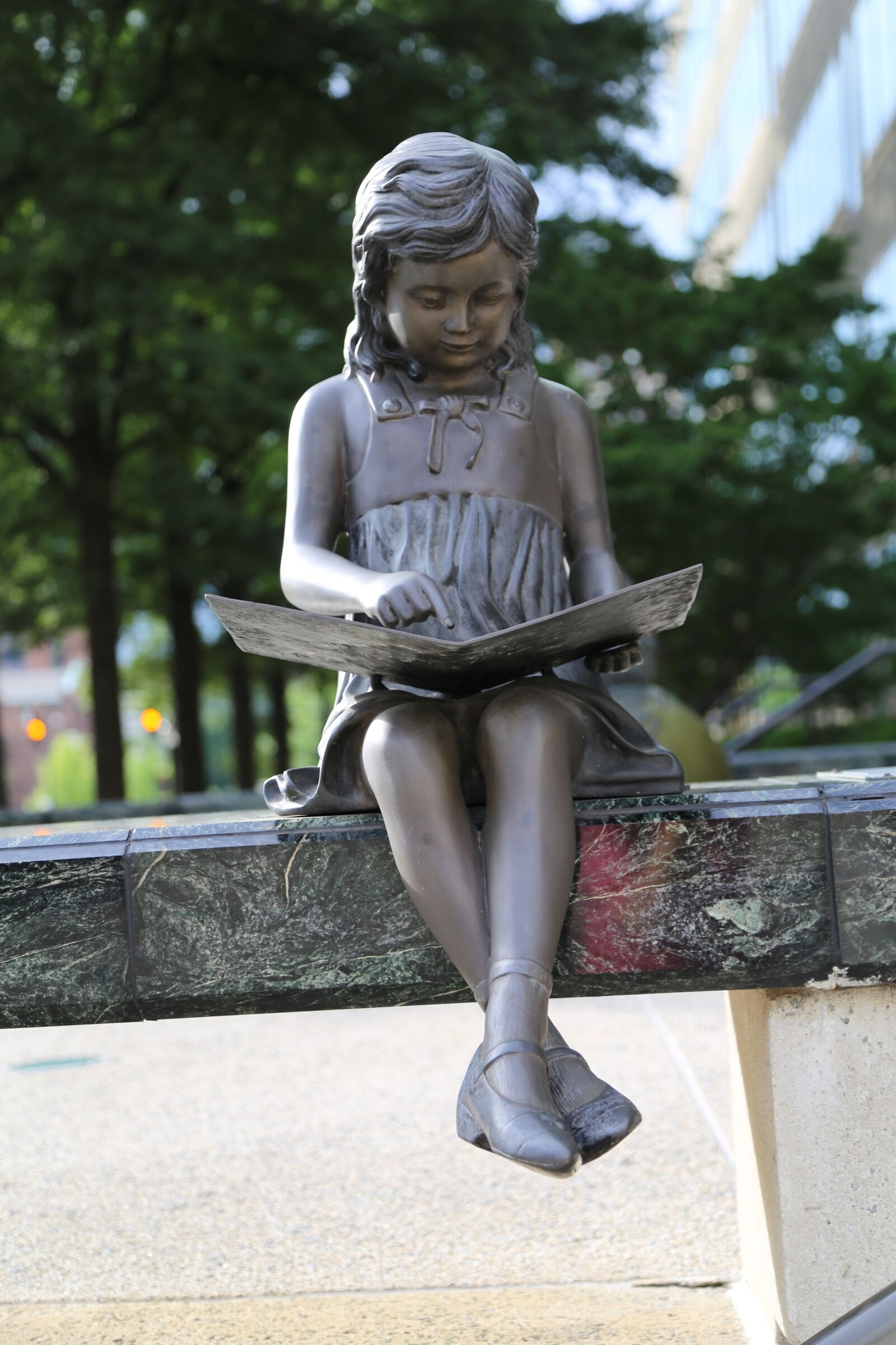 Canon EOS 6D + Canon EF 24-105mm F4L IS USM sample photo. Girl, reading, statue photography