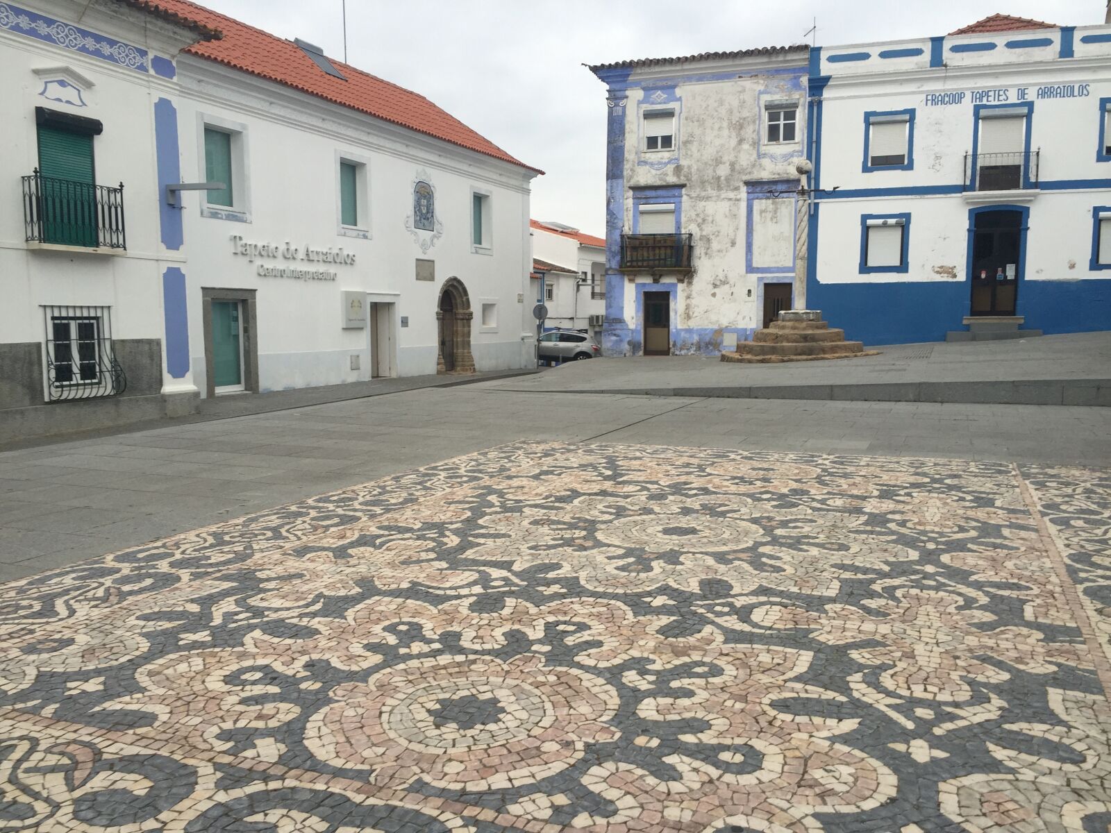 iPhone 6 back camera 4.15mm f/2.2 sample photo. Arraiolos, square, portugal photography