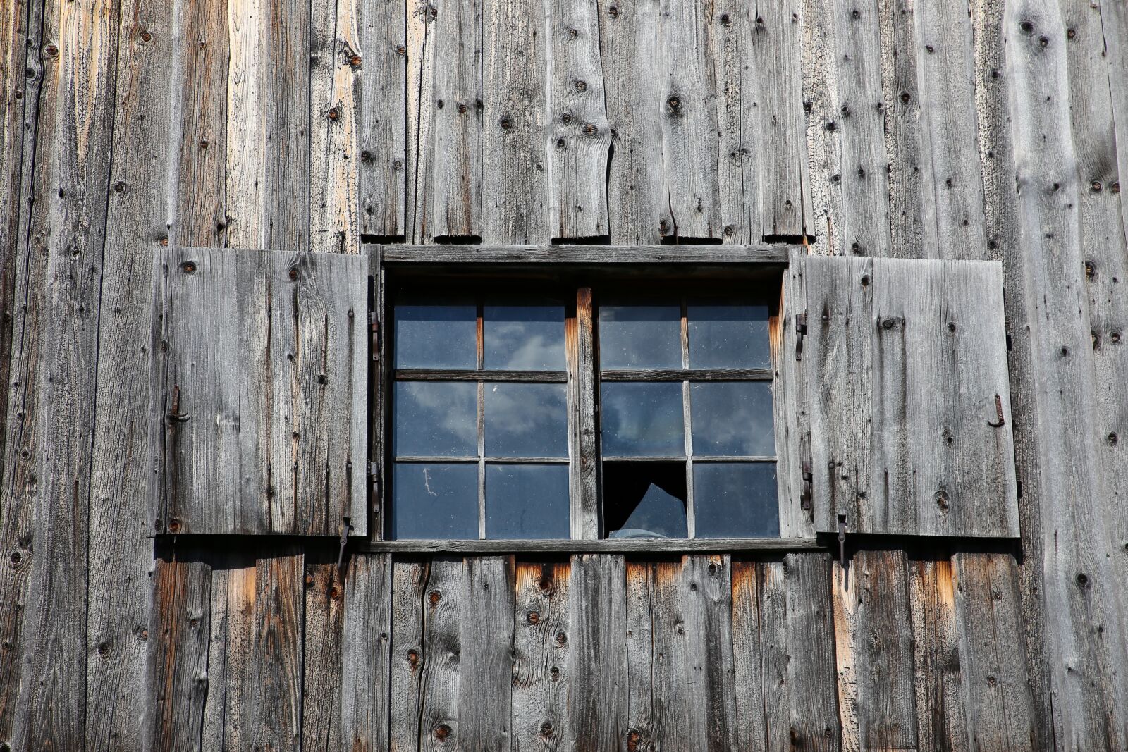 Canon EF 24-105mm F4L IS II USM sample photo. Shutters, panel shops, window photography