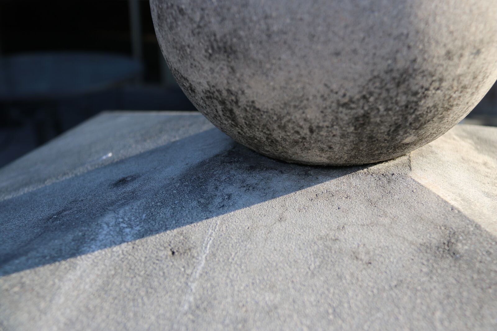 Canon EOS 750D (EOS Rebel T6i / EOS Kiss X8i) + Canon EF-S 18-200mm F3.5-5.6 IS sample photo. Stone, round, shadow photography