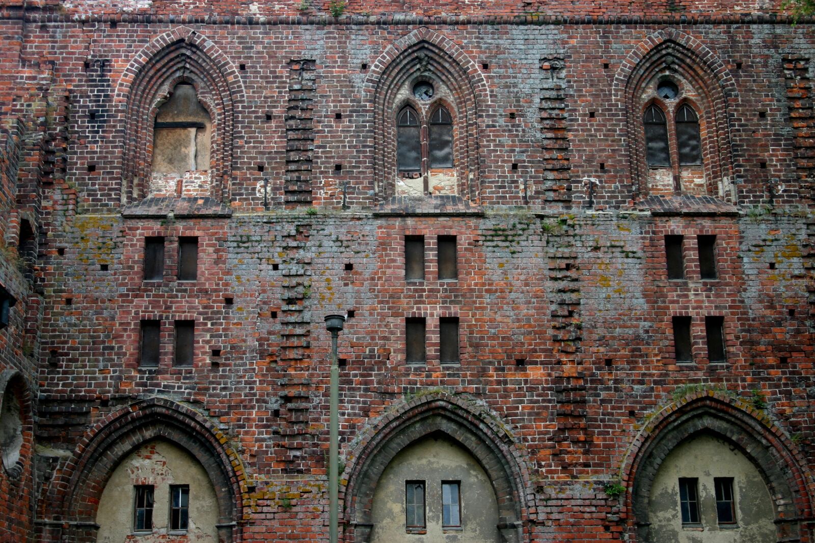 Canon EOS 300D (EOS Digital Rebel / EOS Kiss Digital) sample photo. Gothic, brick, historically photography