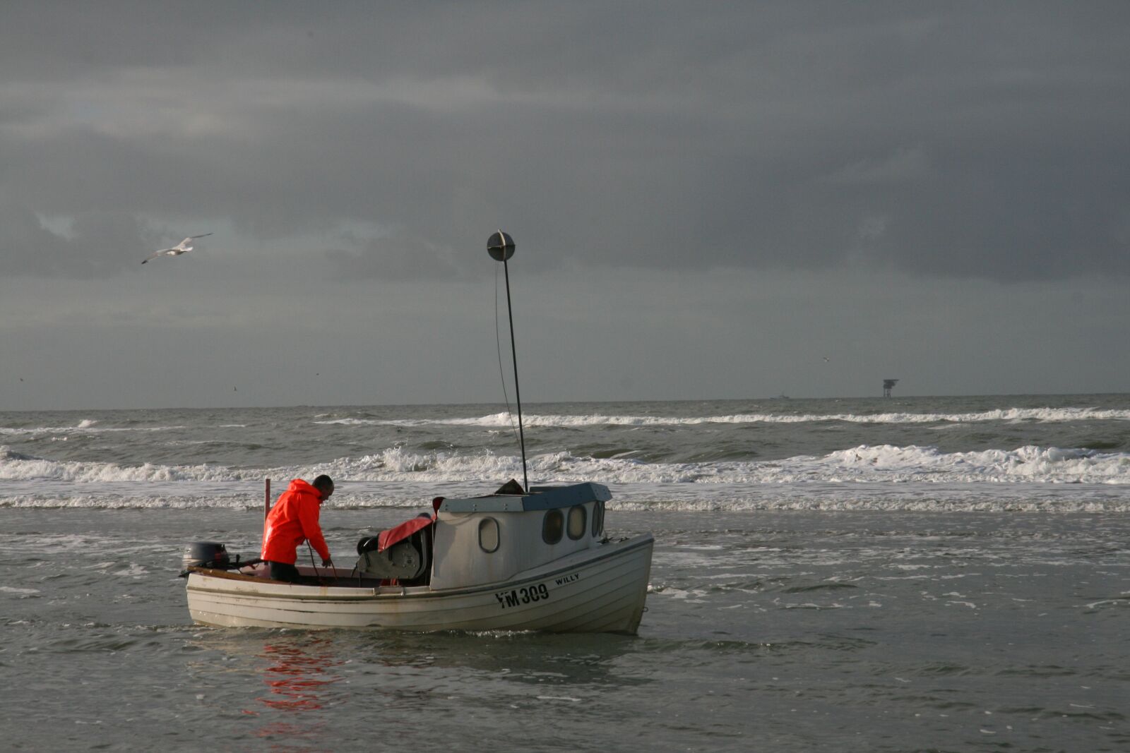 Canon EOS 400D (EOS Digital Rebel XTi / EOS Kiss Digital X) sample photo. Egmond, small fishersboat, at photography