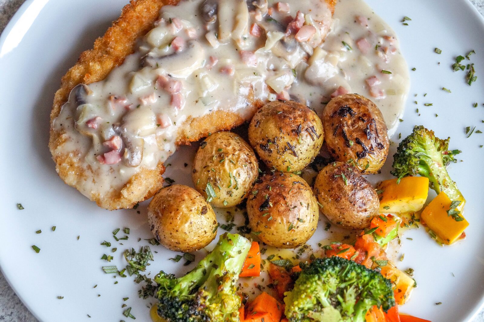 Sony DT 18-55mm F3.5-5.6 SAM II sample photo. Schnitzel, pork cutlet, eat photography
