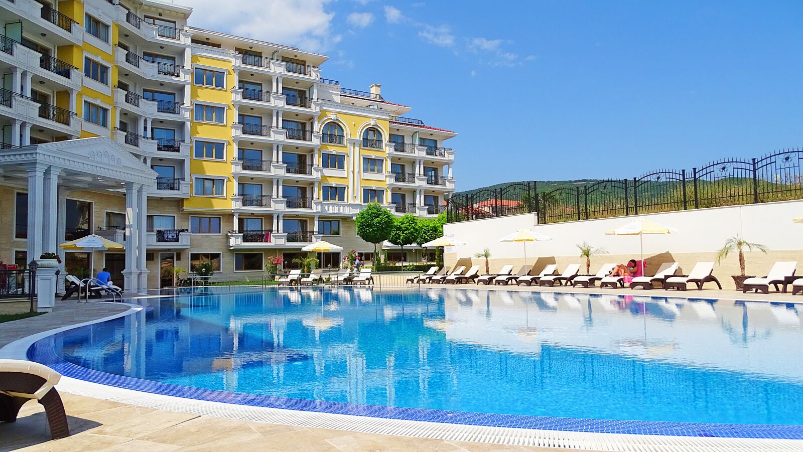 Sony Cyber-shot DSC-HX400V sample photo. Bulgaria, apartment complex, pool photography