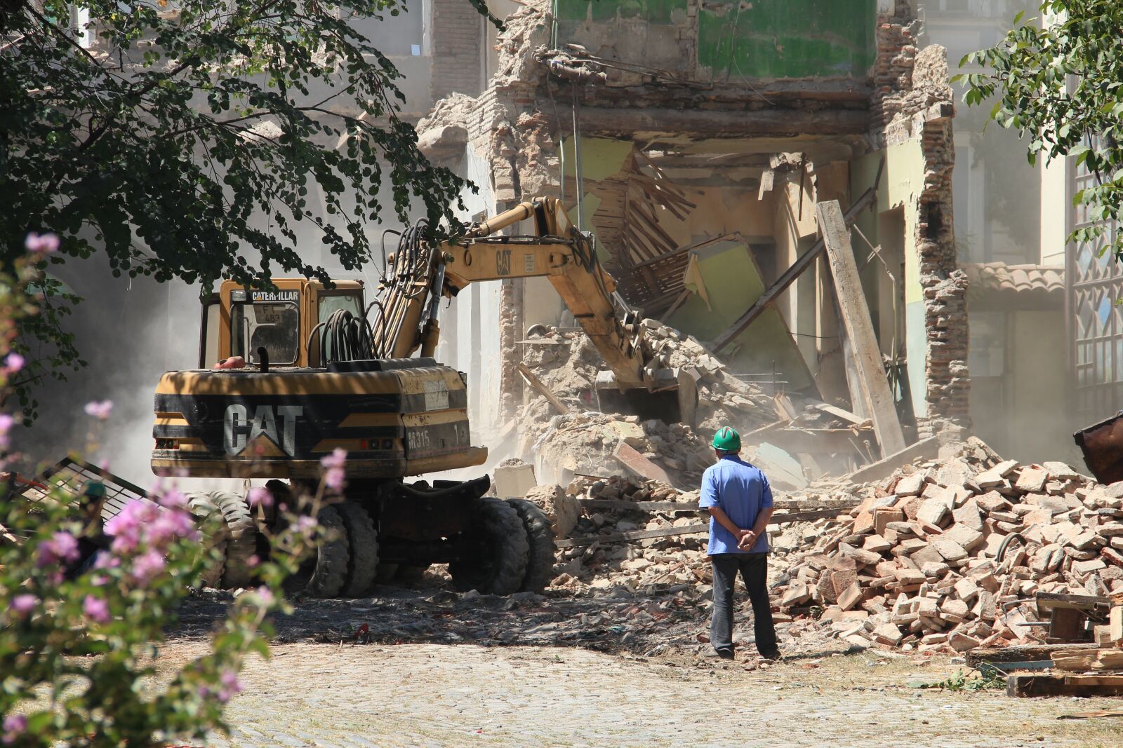 Canon EOS 550D (EOS Rebel T2i / EOS Kiss X4) sample photo. Bulldozer, demolition, the destruction photography