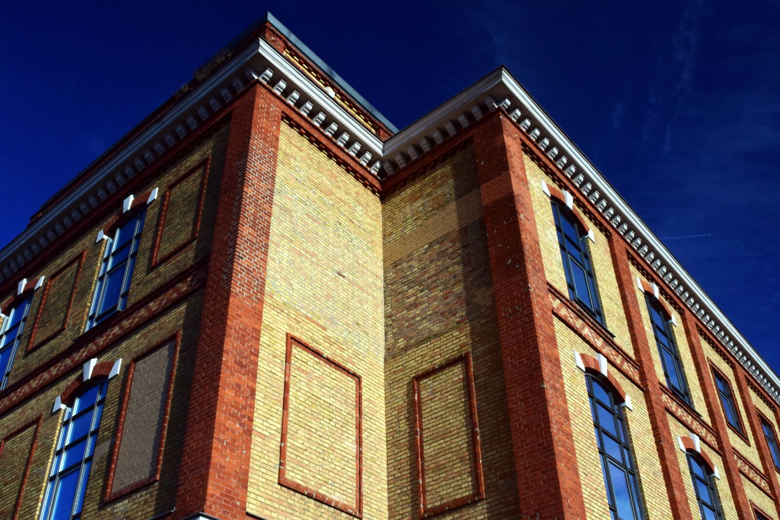 Nikon D3300 sample photo. Facade, window, brick photography