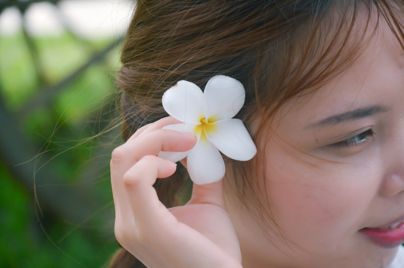 Nikon D5100 sample photo. Girl, corsage flower, white photography