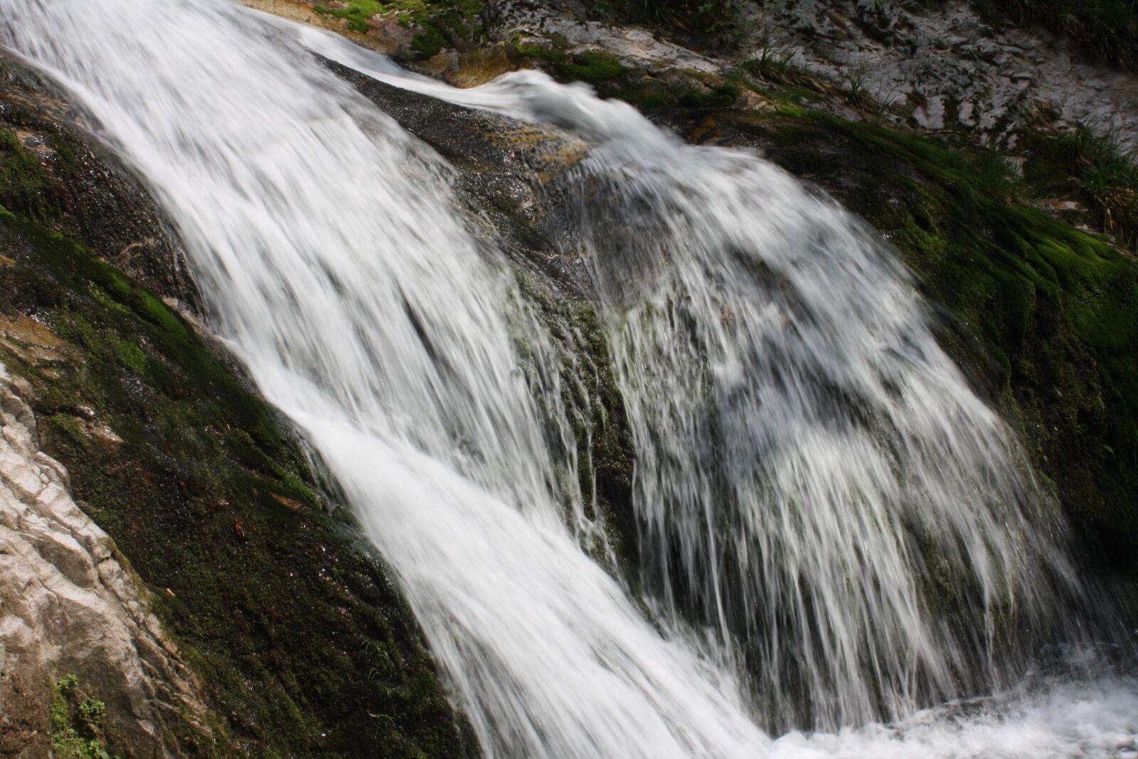 Canon EOS 1000D (EOS Digital Rebel XS / EOS Kiss F) sample photo. Waterfall, soft, strong photography