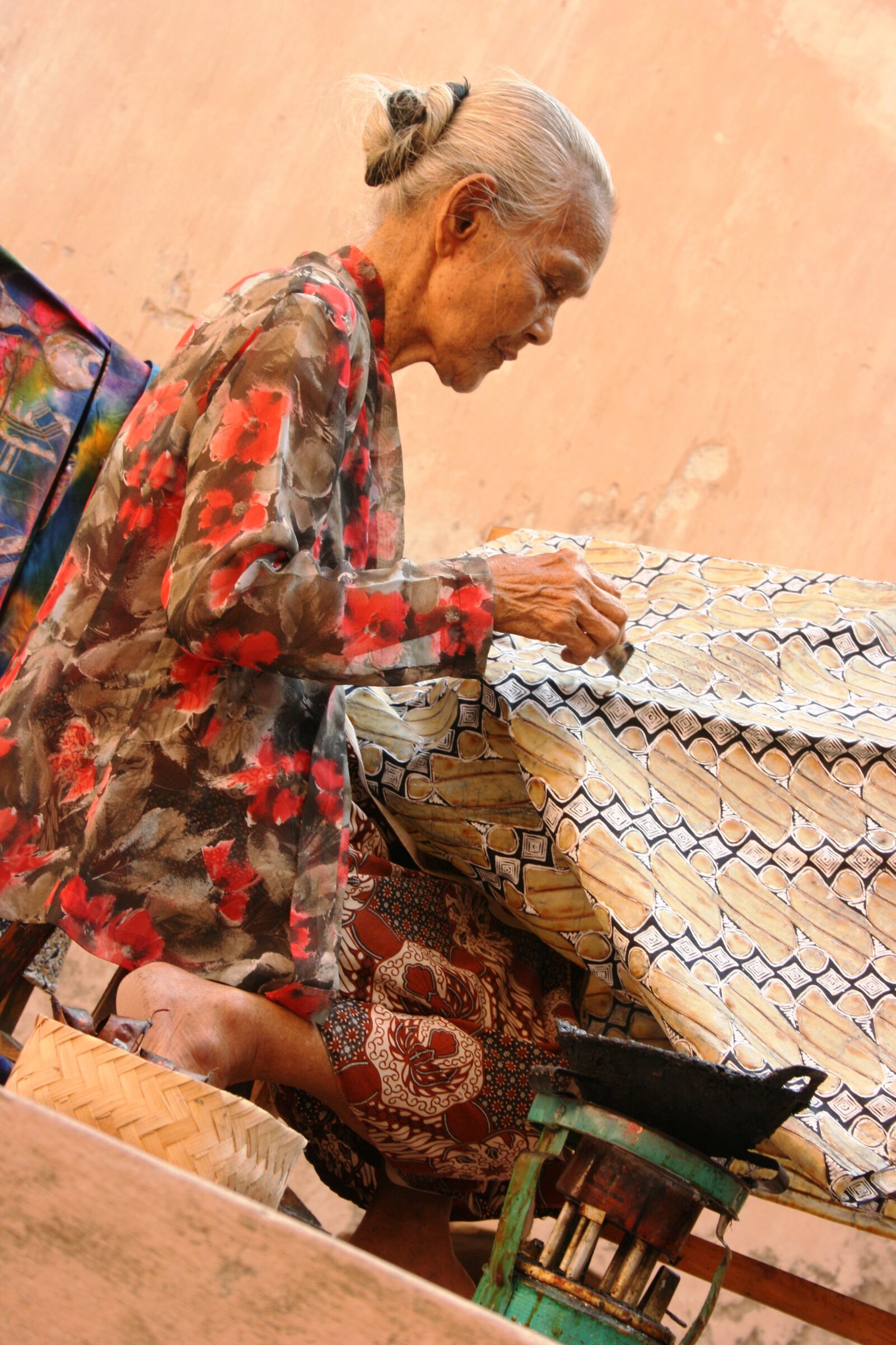 Canon EF-S 18-55mm F3.5-5.6 II sample photo. Batik, maker, motif, old photography