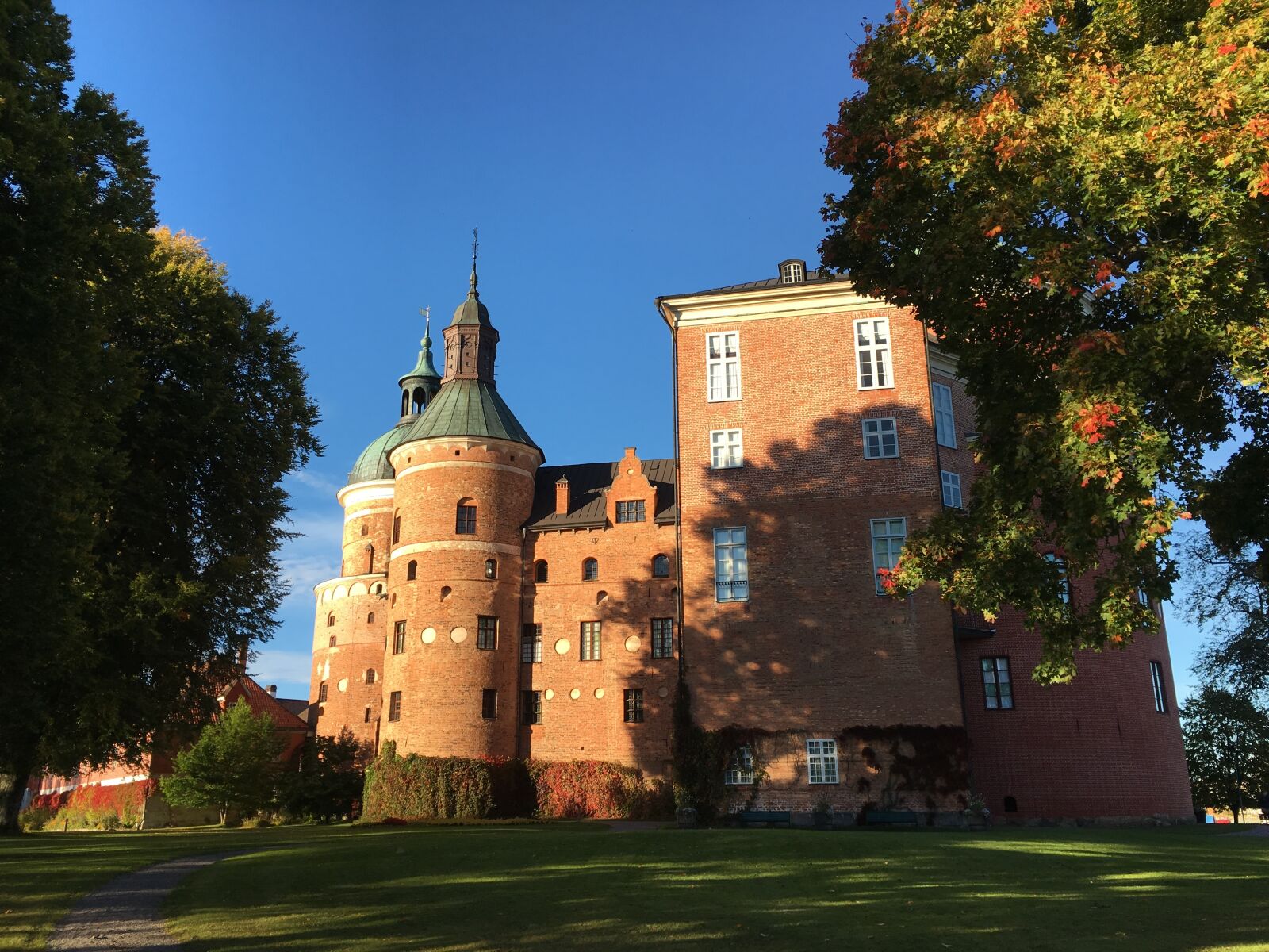 Apple iPhone 6s Plus sample photo. Gripsholm castle, castle, autumn photography