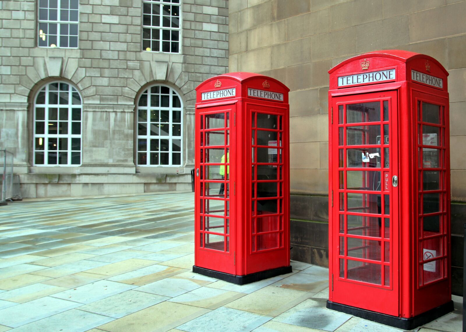 Canon EOS 550D (EOS Rebel T2i / EOS Kiss X4) sample photo. Phone, england, red photography