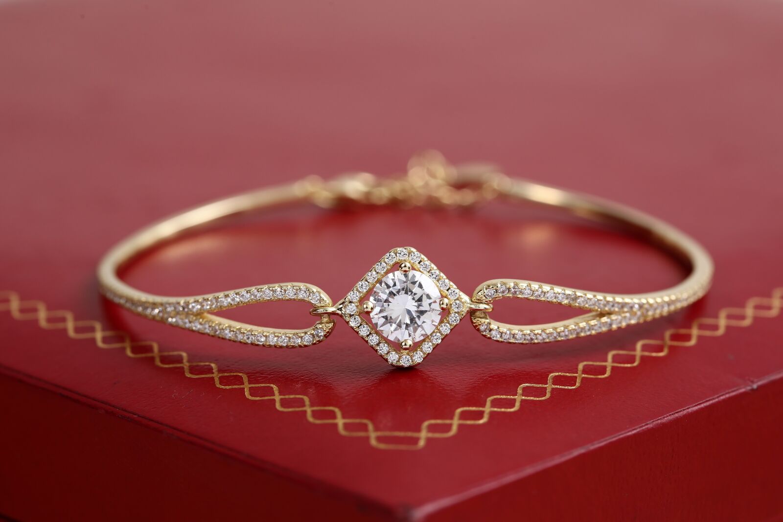 Canon EF 100mm F2.8L Macro IS USM sample photo. Gold jewelry, bracelet jewelry photography