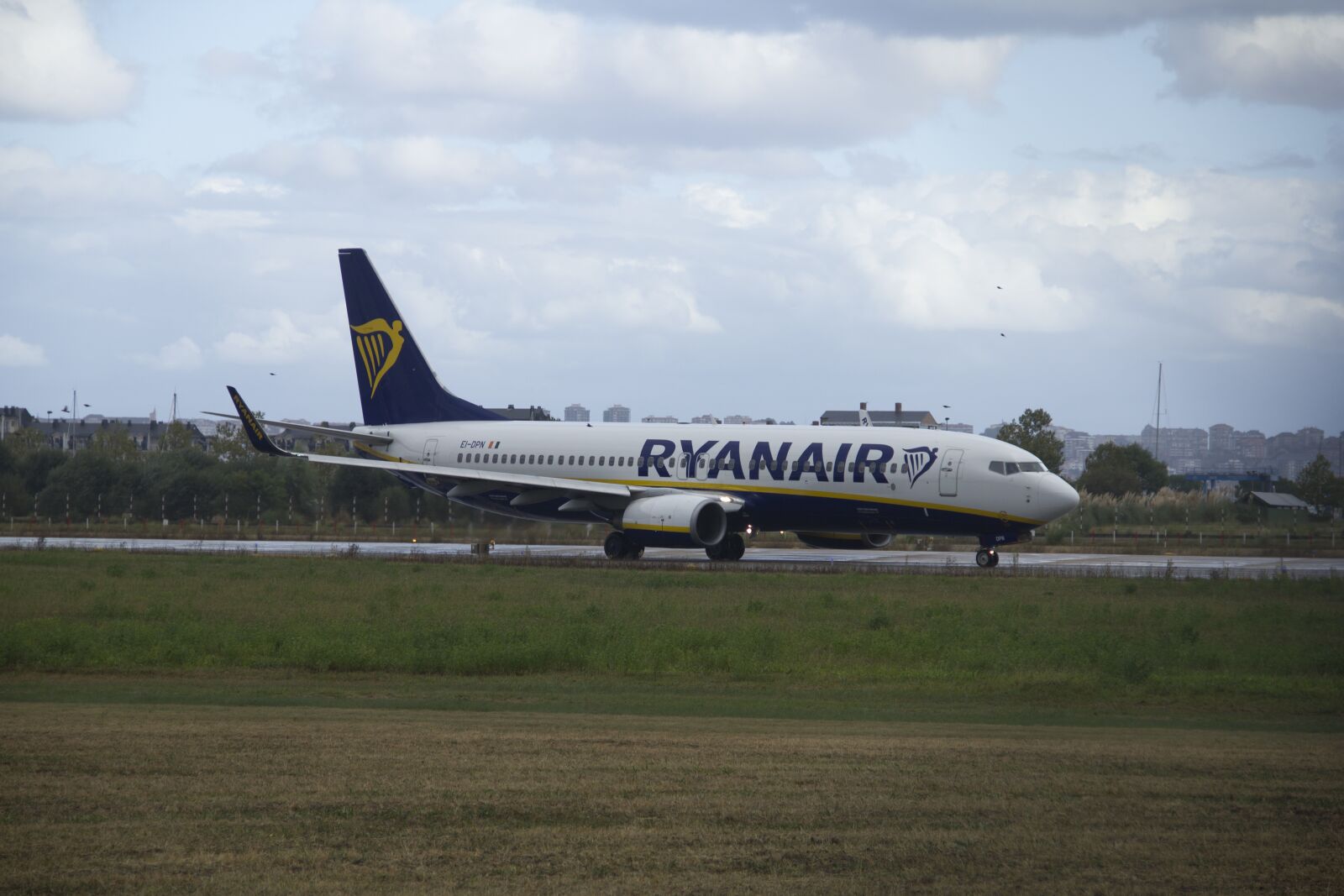 Canon EOS 550D (EOS Rebel T2i / EOS Kiss X4) sample photo. Plane, ryanair, travel photography