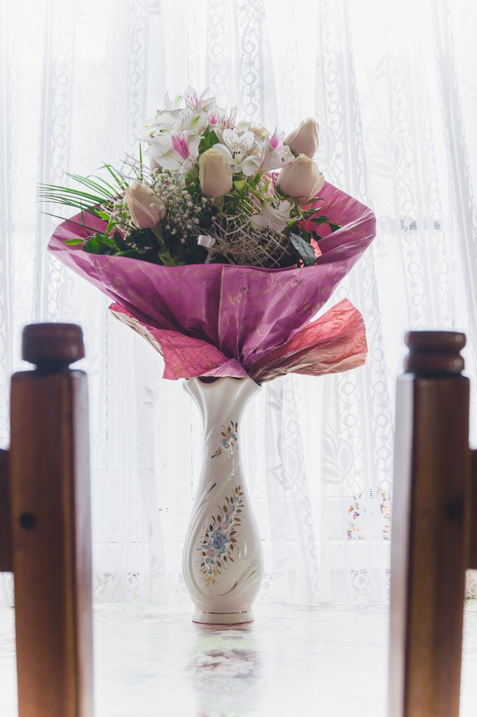 Sony DT 18-55mm F3.5-5.6 SAM II sample photo. Bouquet, flowers, table, vase photography
