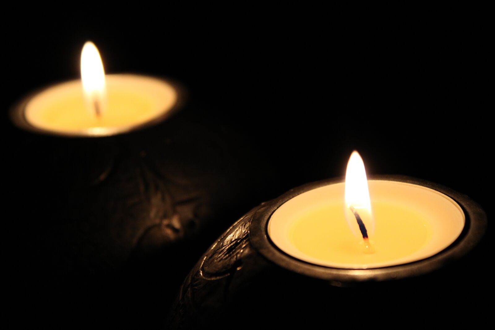 Canon EOS 2000D (EOS Rebel T7 / EOS Kiss X90 / EOS 1500D) sample photo. Candles, tealights, flame photography