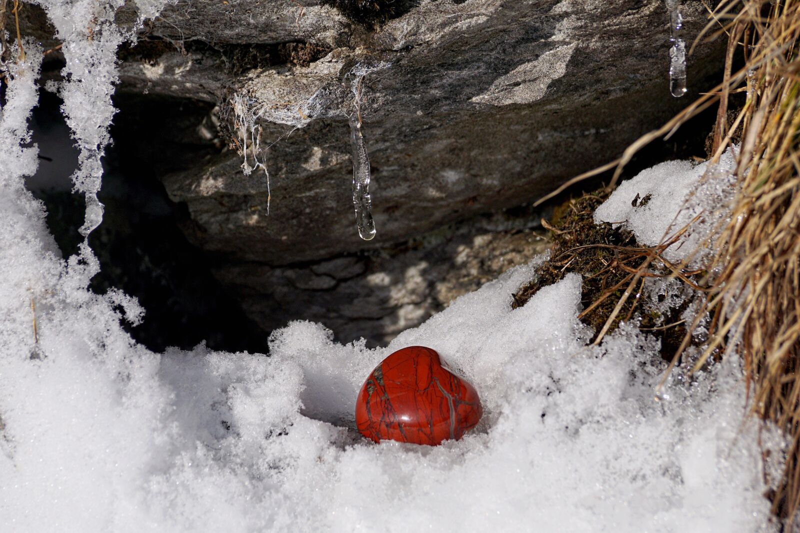 Sony DT 55-300mm F4.5-5.6 SAM sample photo. Winter, snow, heart photography