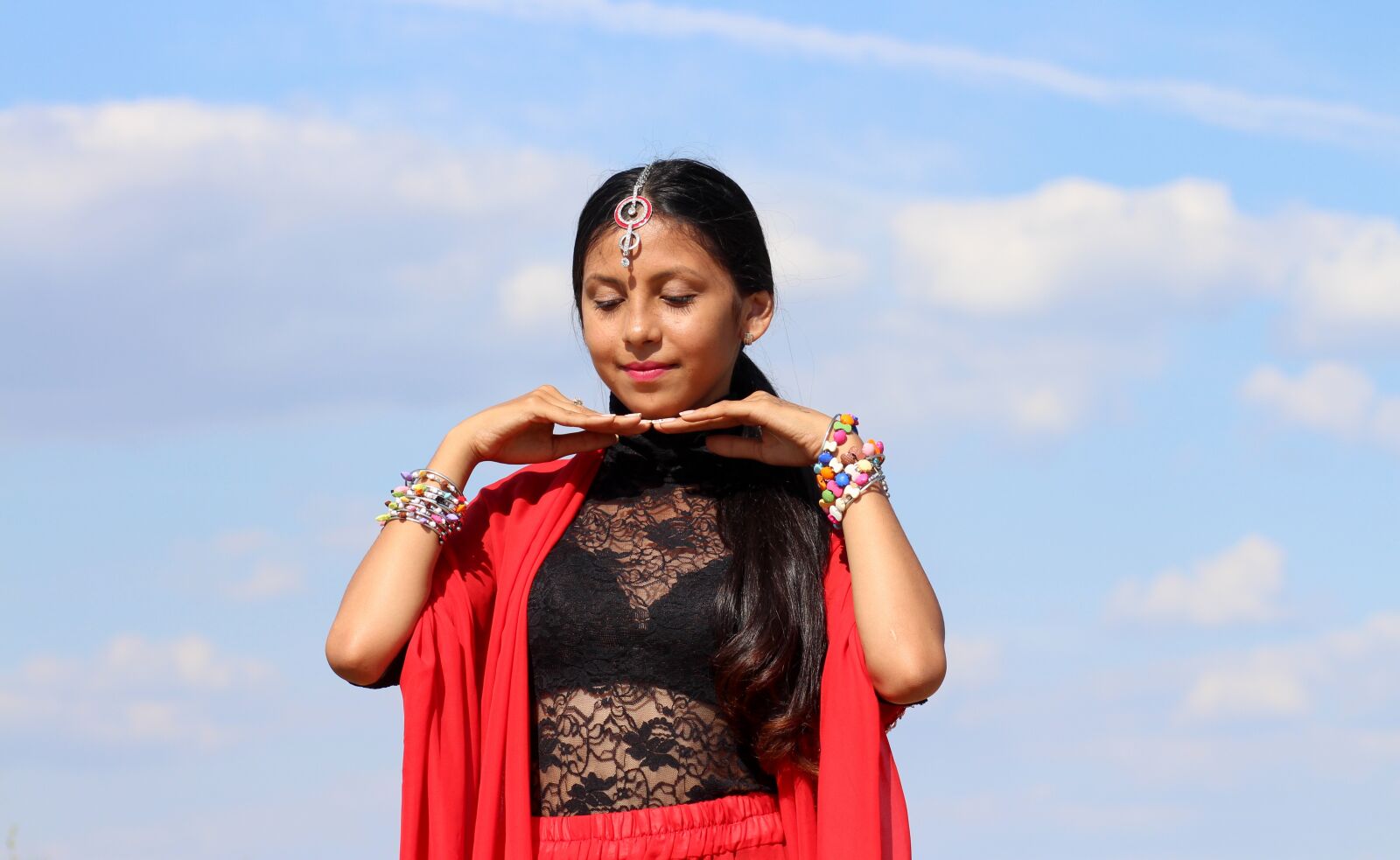 Canon EOS 700D (EOS Rebel T5i / EOS Kiss X7i) + Canon EF 85mm F1.8 USM sample photo. Girl, indian, dance photography
