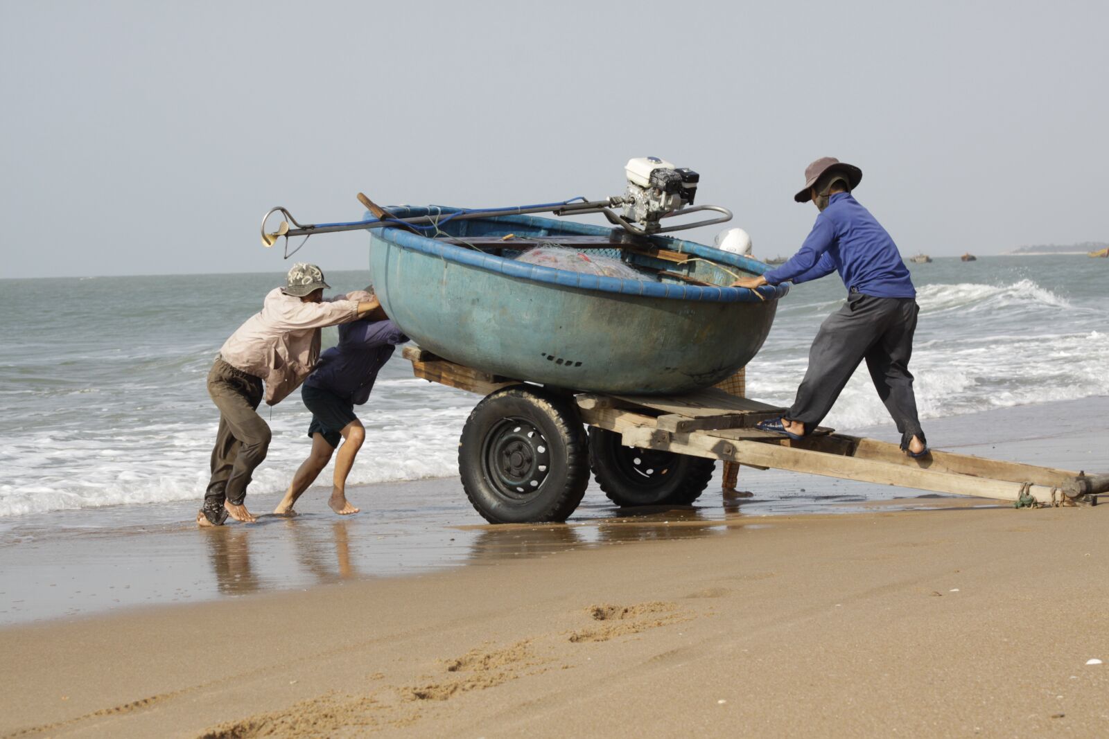 Canon EOS 50D sample photo. Fishermans, carrying, basket boat photography