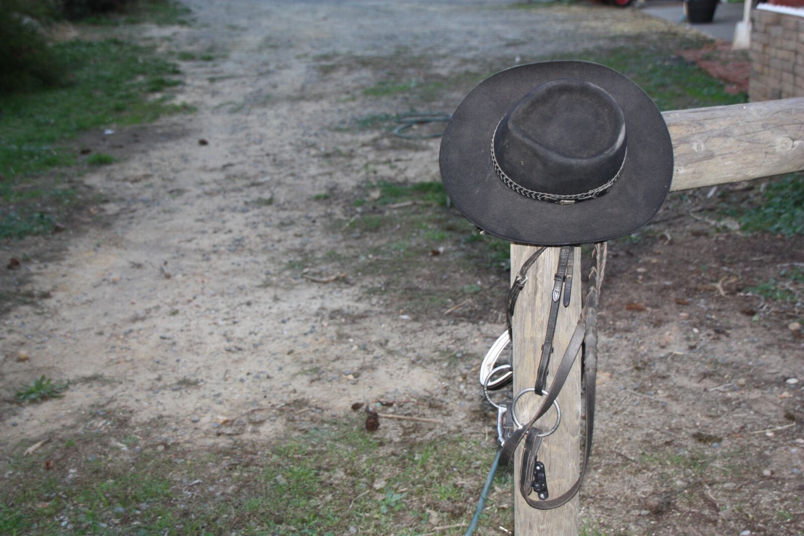 Canon EOS 450D (EOS Rebel XSi / EOS Kiss X2) sample photo. Country hat, riding, country photography