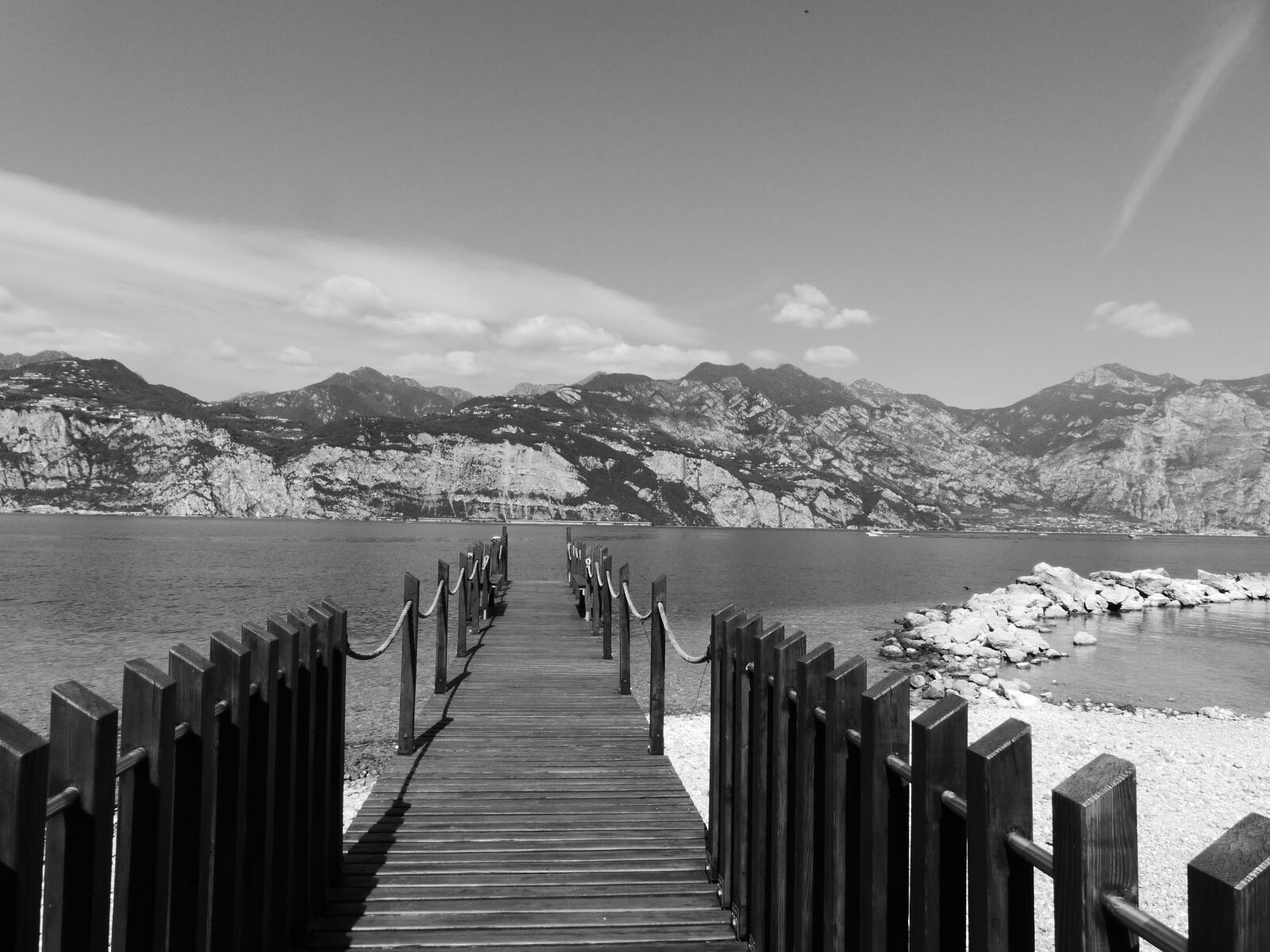 Panasonic Lumix DMC-FZ200 sample photo. Web, lake, jetty photography