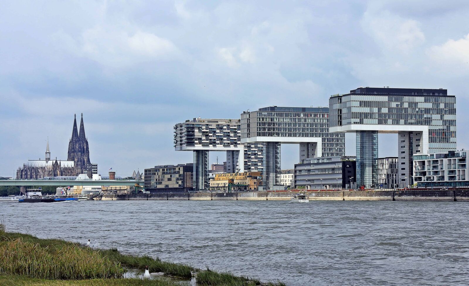 Canon EOS 550D (EOS Rebel T2i / EOS Kiss X4) sample photo. Sky, river, architecture, cityscape photography